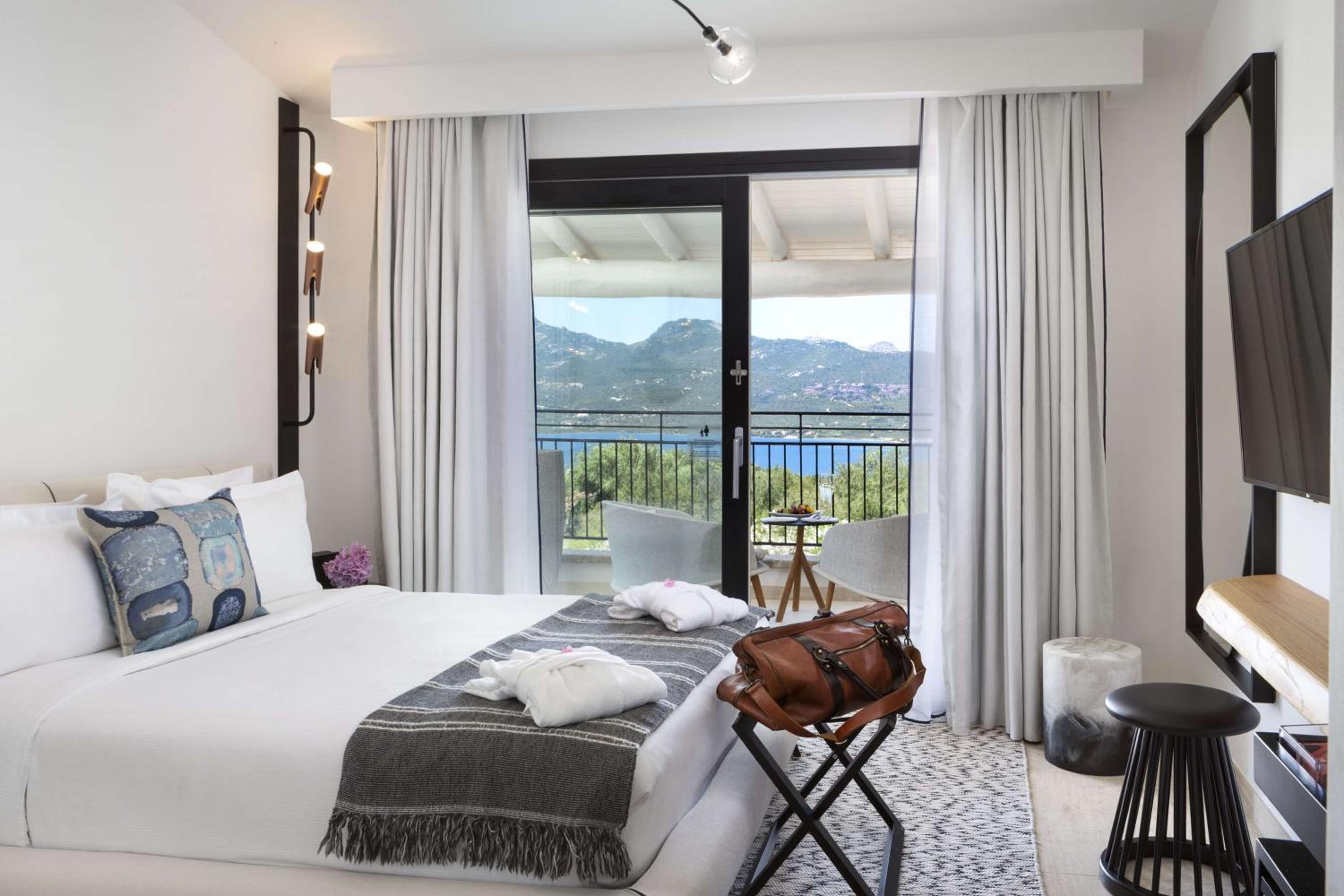 Deluxe Queen Room with Sea View - Photo 3