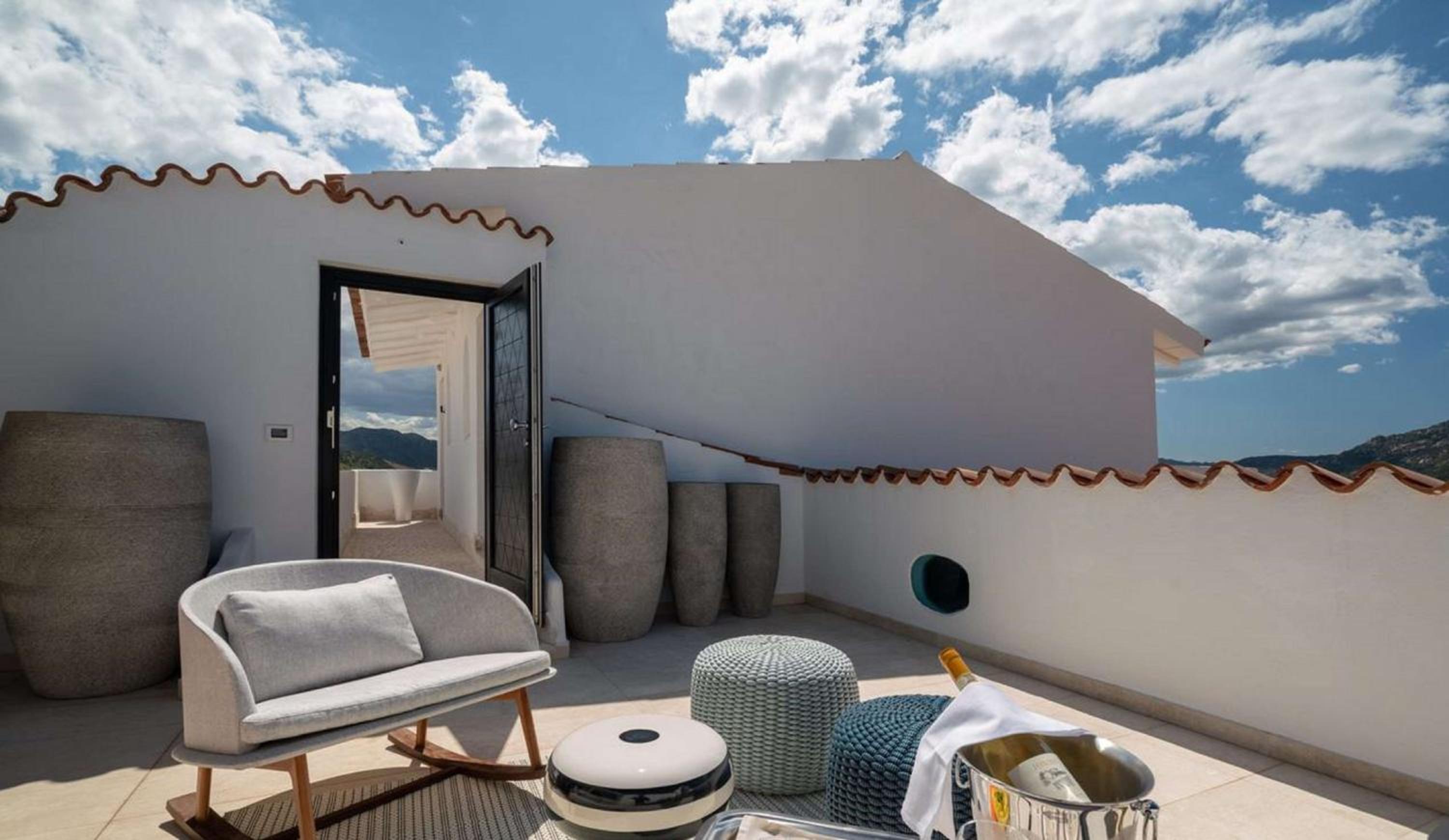 One-Bedroom Deluxe King Suite with Sea View - Photo 2