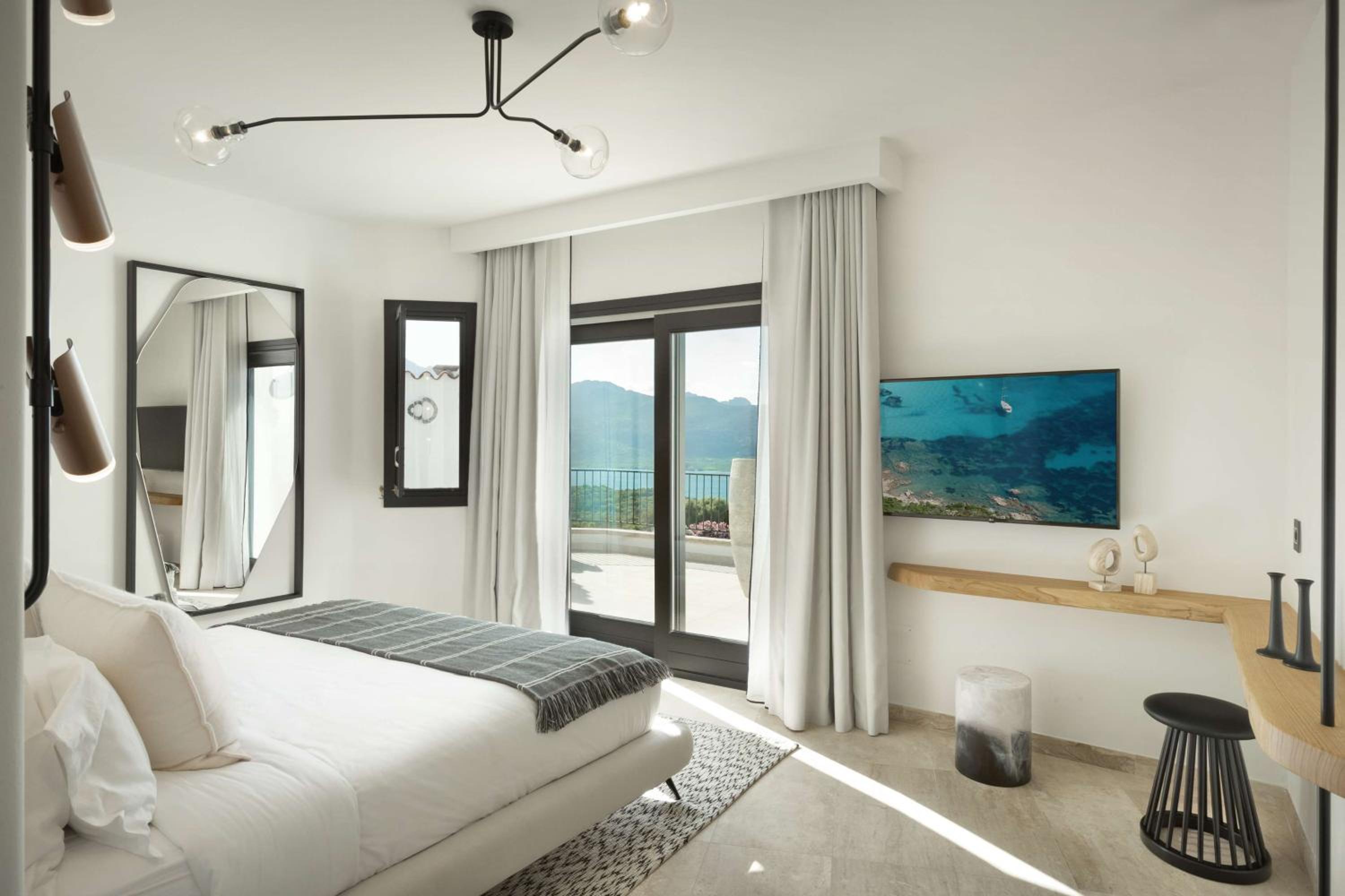 Deluxe King Room with Sea View - Photo 1