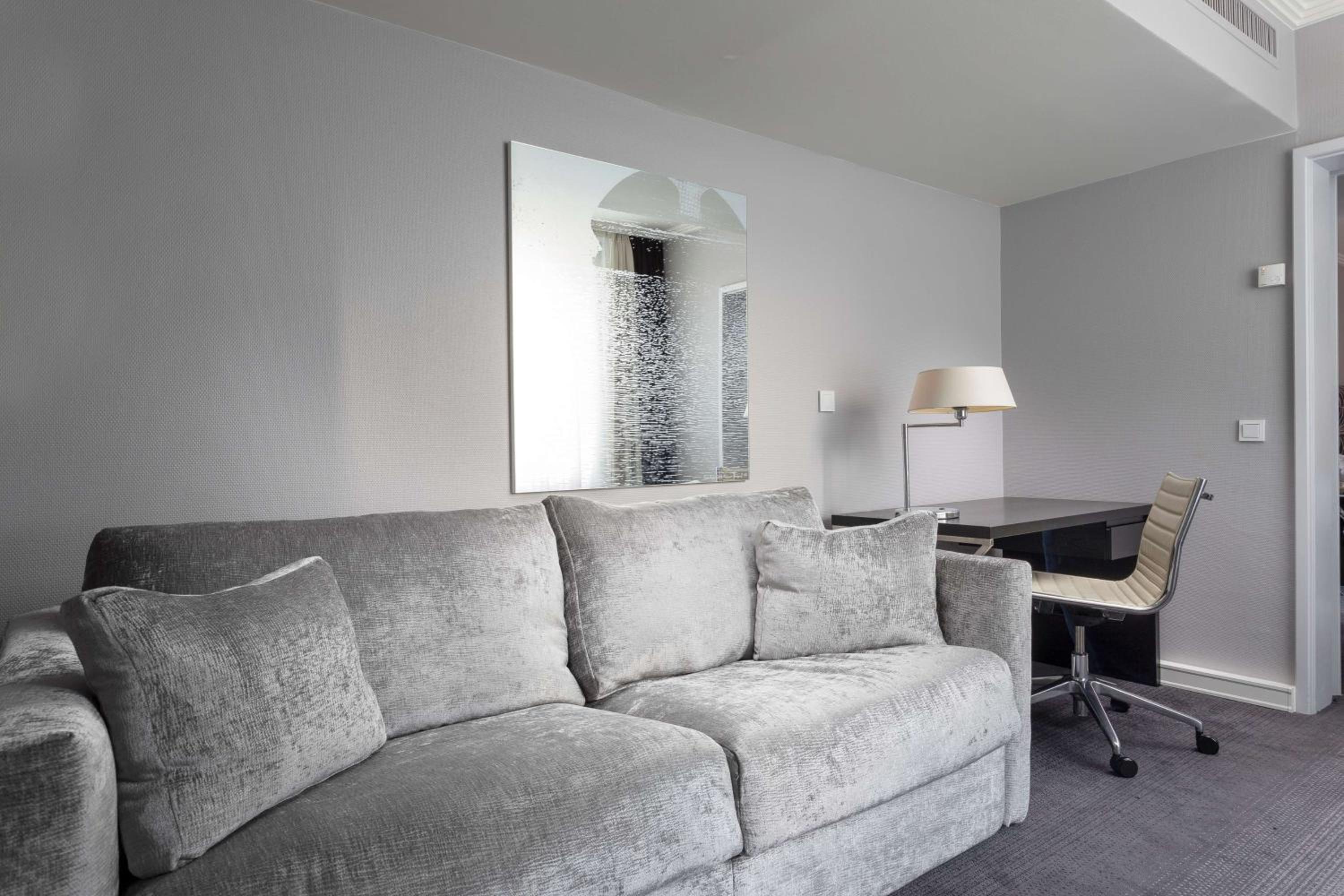 Superior King Room thumbnail 6