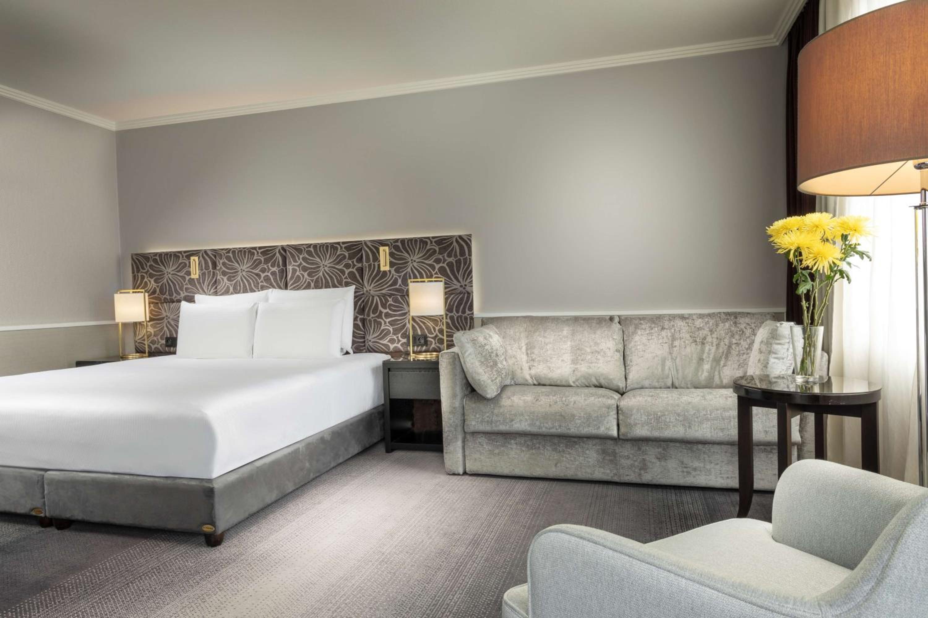 Superior King Room thumbnail 5
