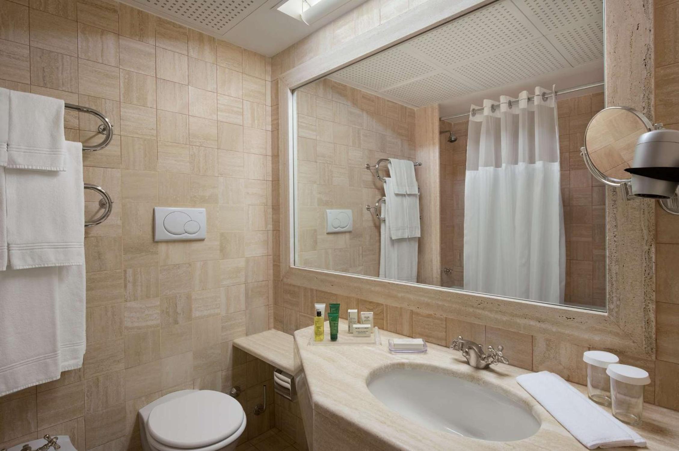 Twin Room - Photo 2