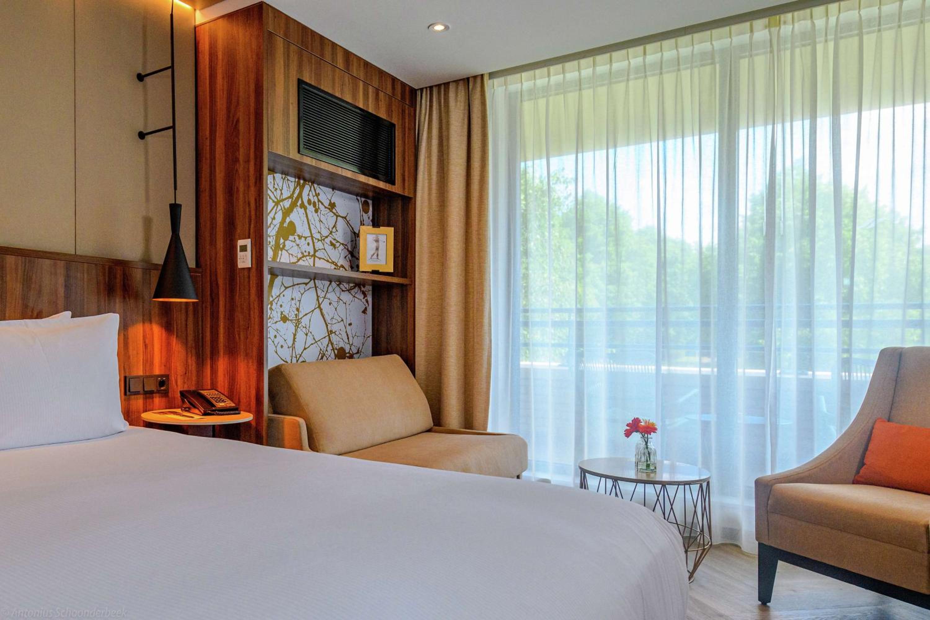King Guest Room with Sofabed - Photo 3