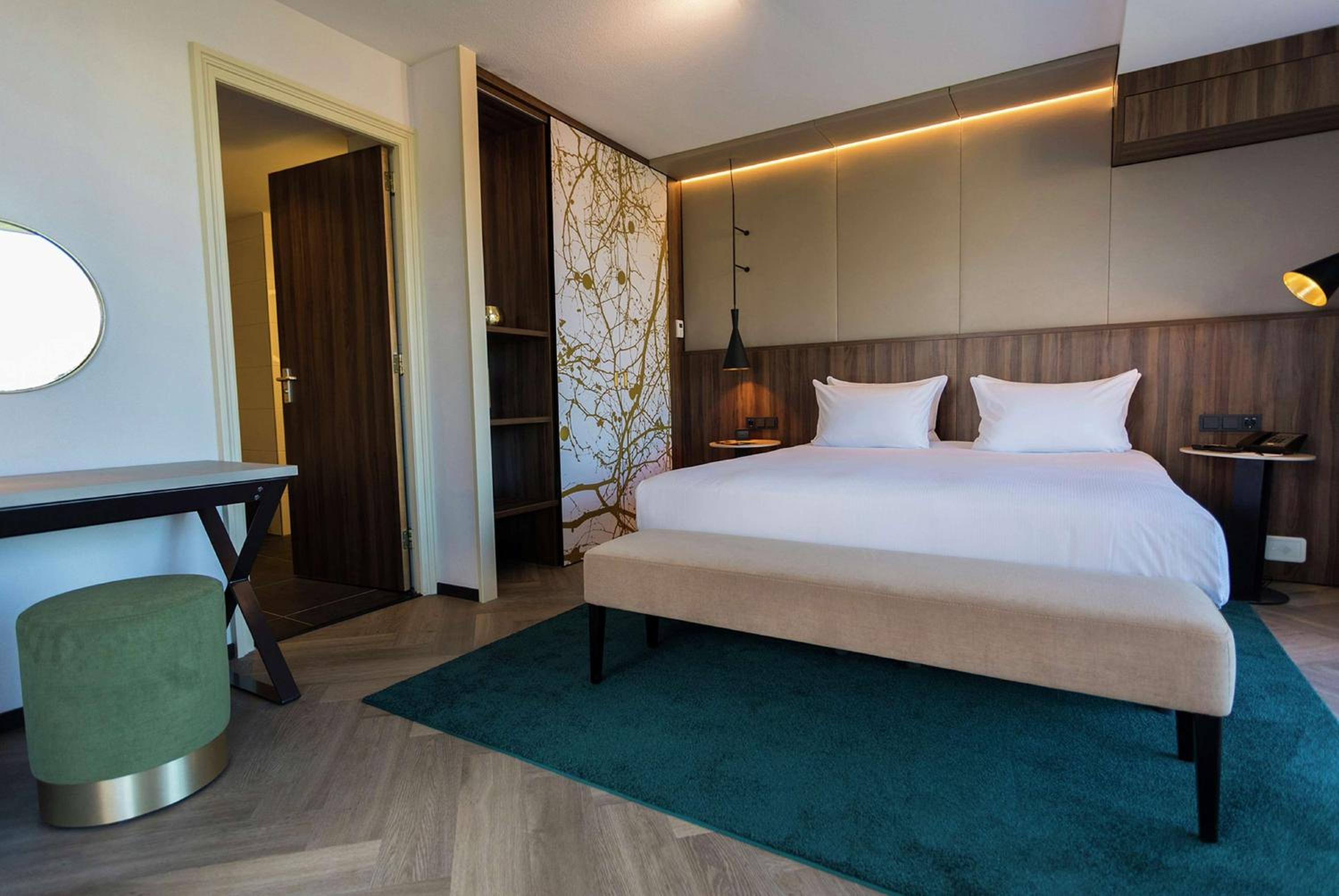 One-Bedroom King Suite - Photo 2