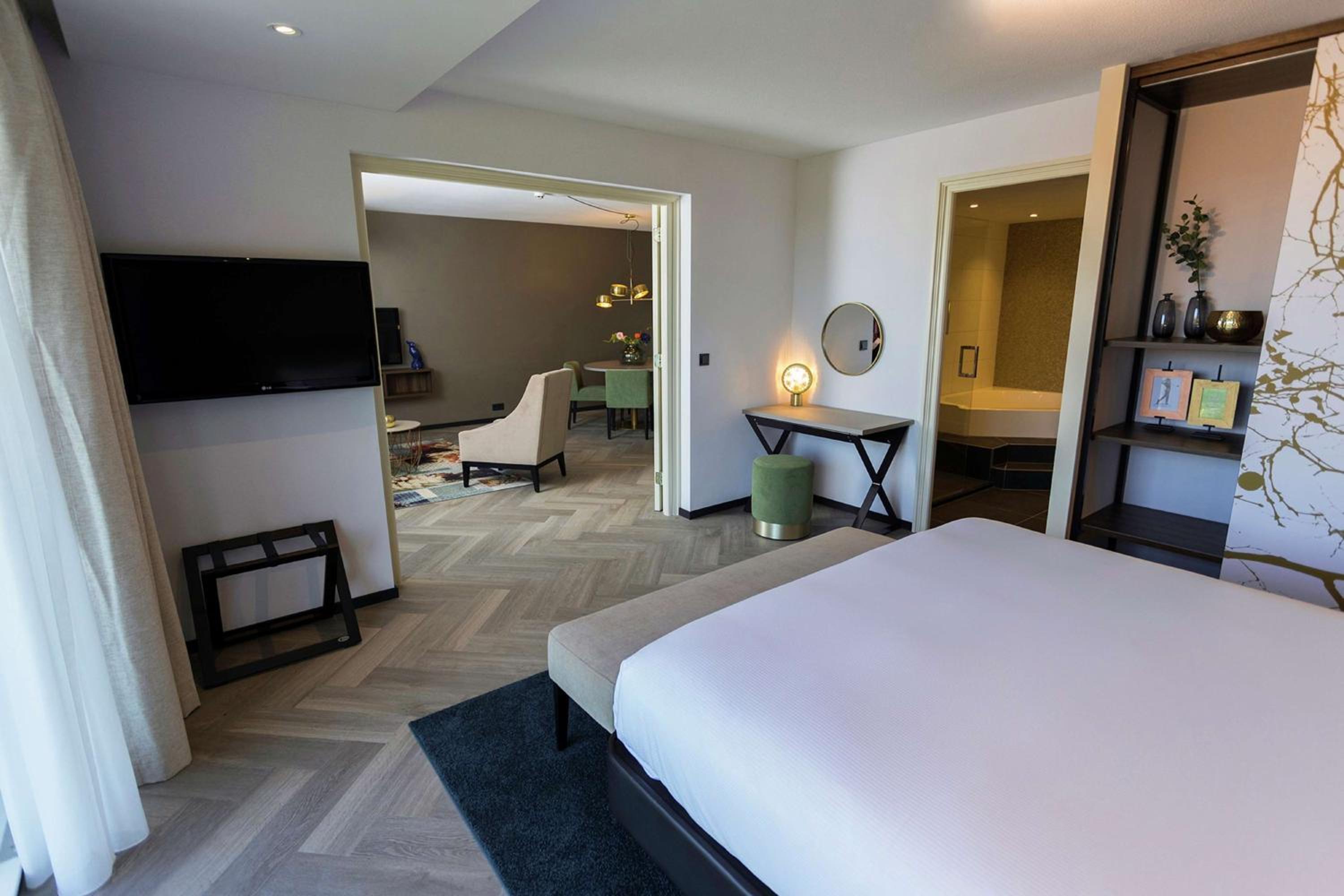 One-Bedroom King Suite - Photo 3