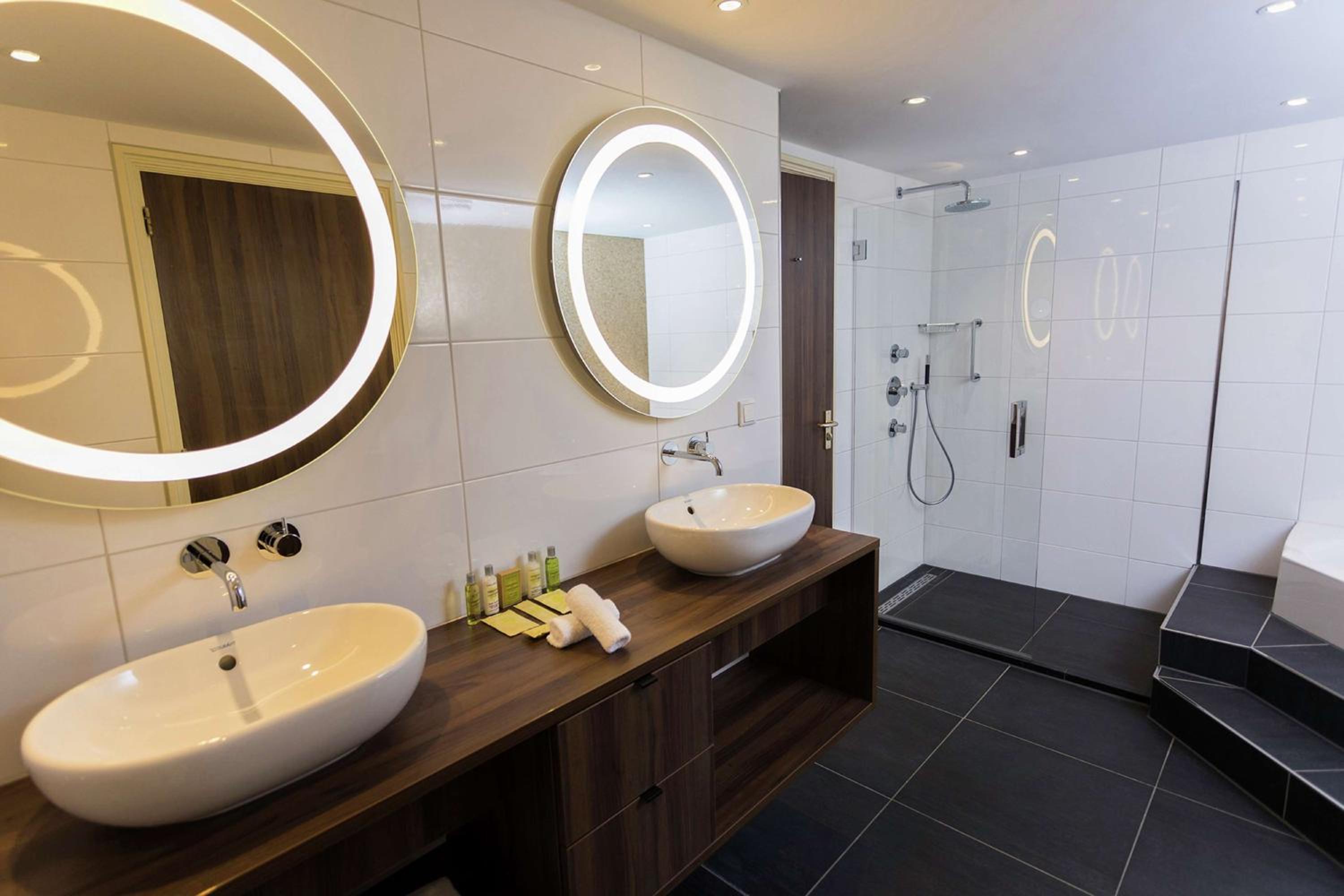 One-Bedroom King Suite - Photo 6