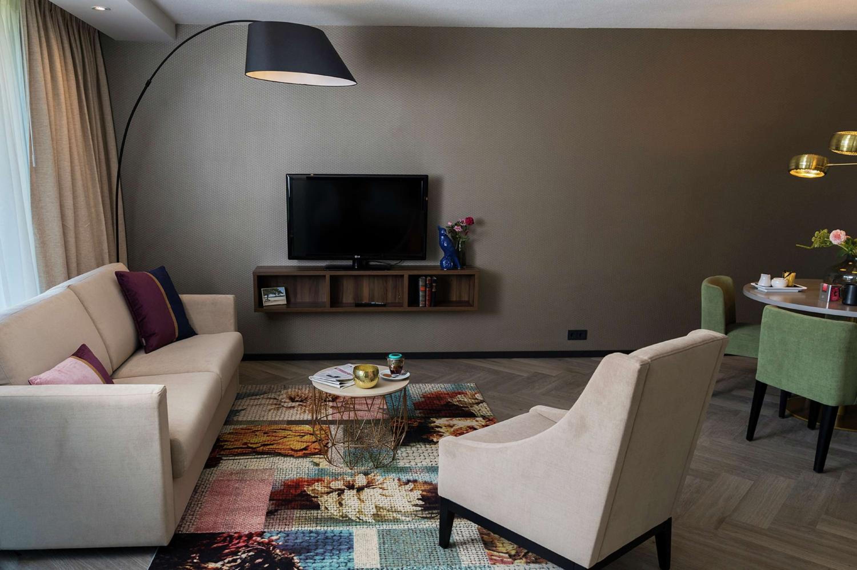 One-Bedroom King Suite - Photo 4