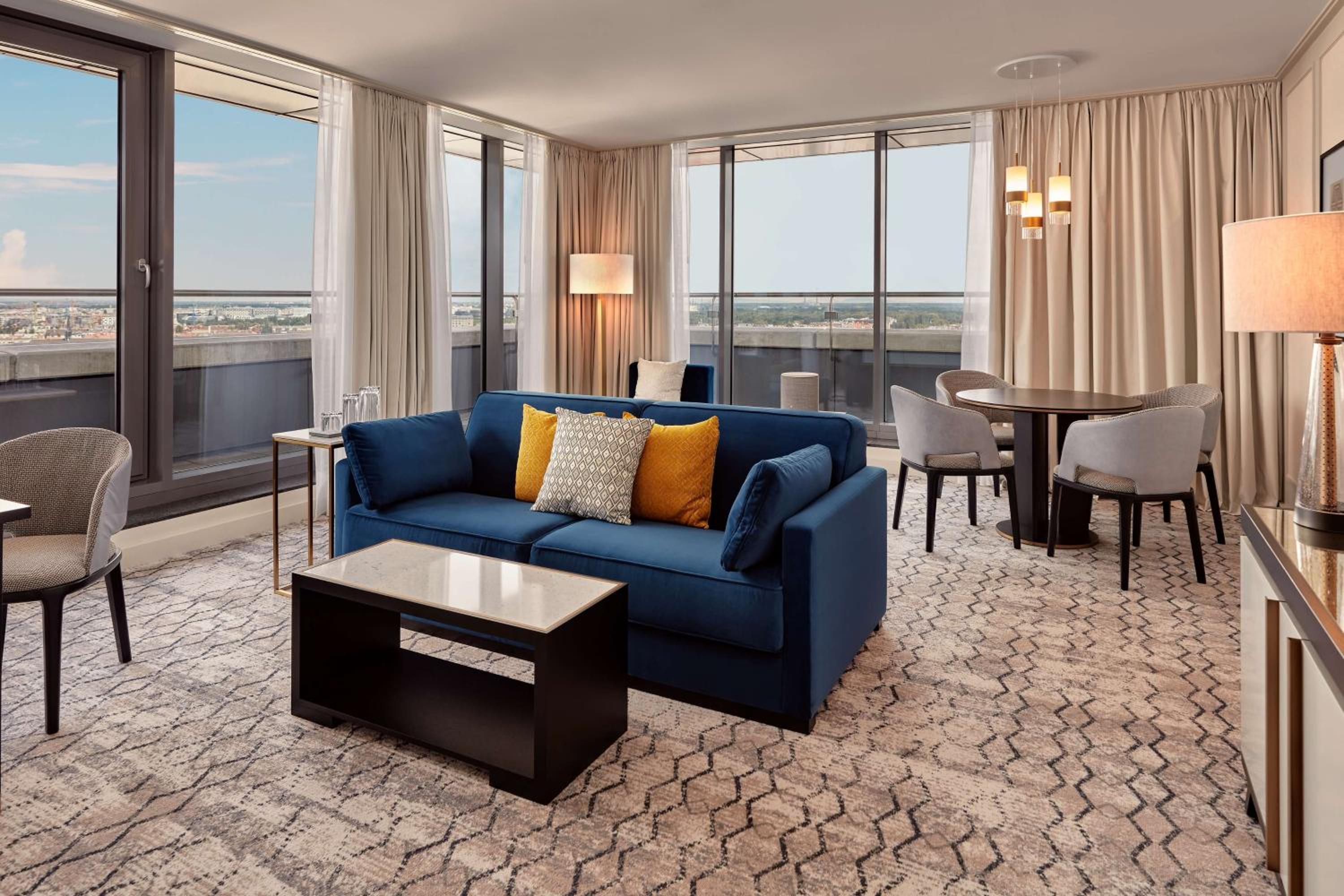 One-Bedroom King Penthouse Suite with Panoramic View photo 1