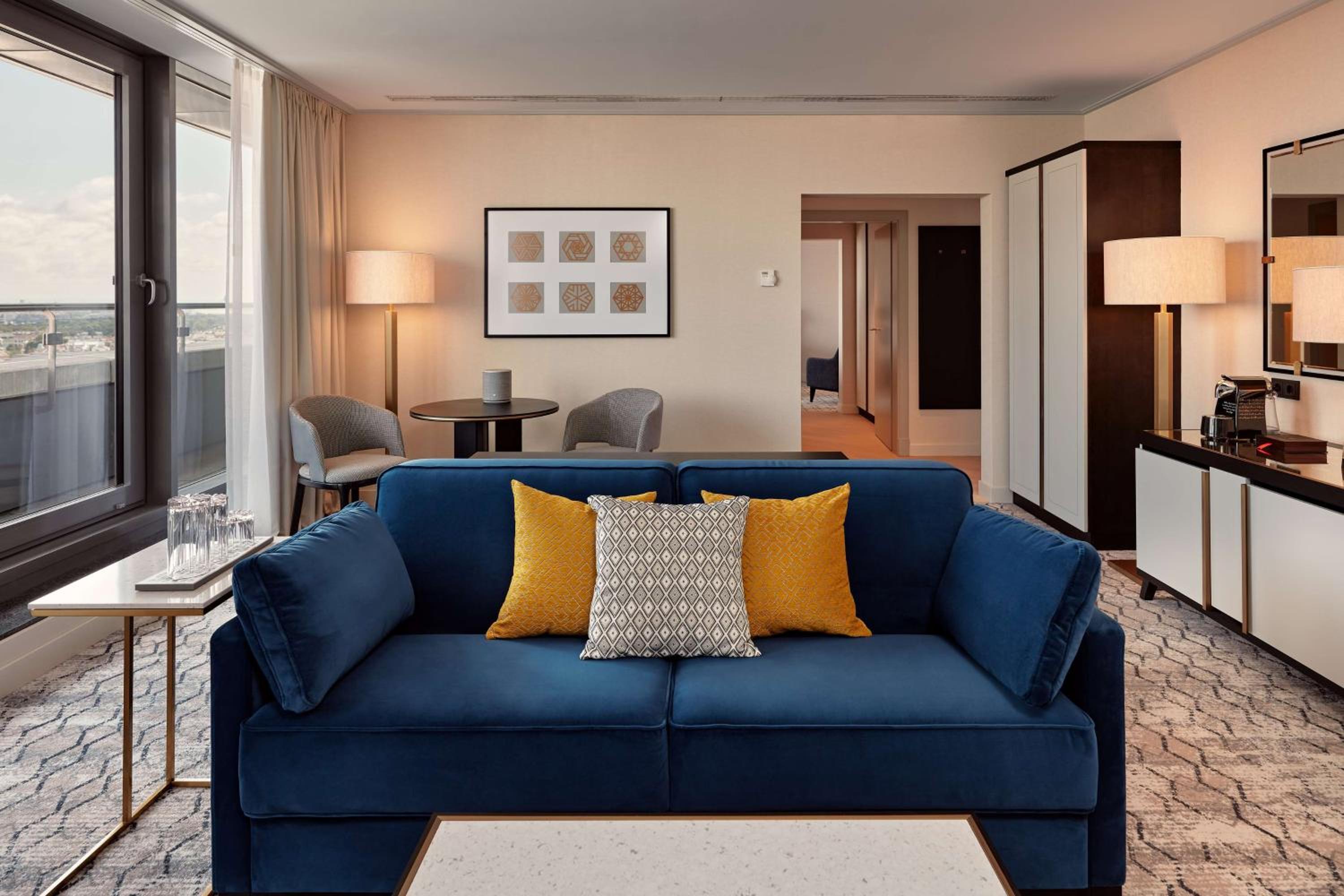 One-Bedroom King Penthouse Suite with Panoramic View photo 2
