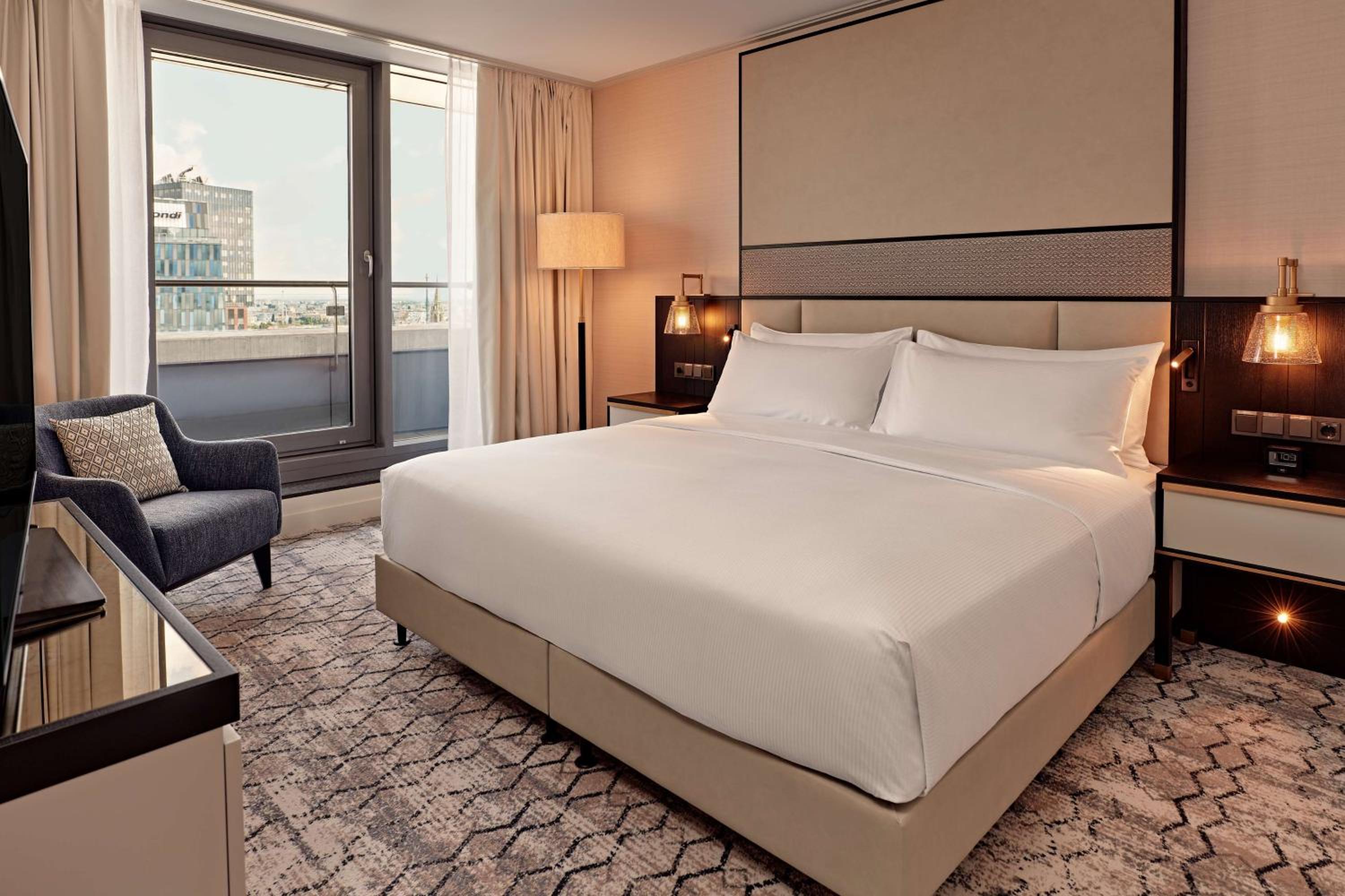 One-Bedroom King Penthouse Suite with Panoramic View photo 3
