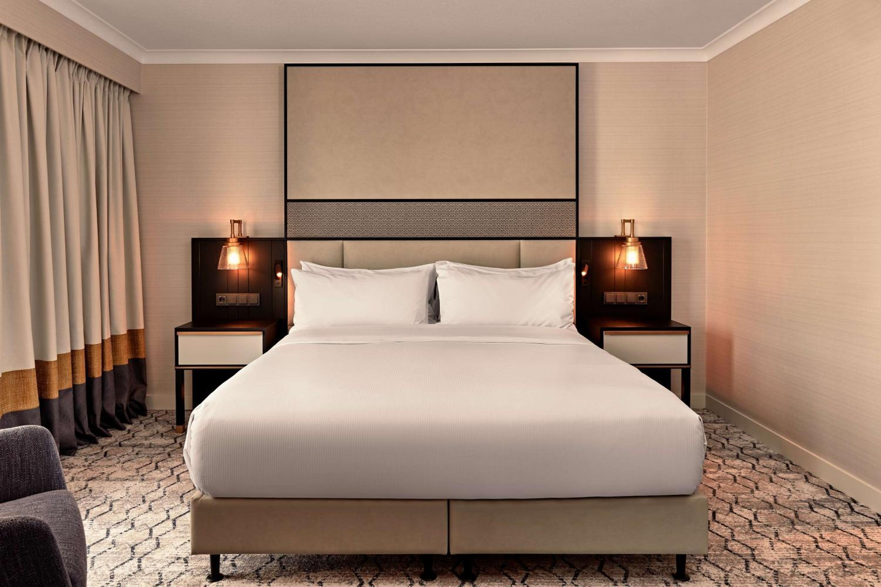 One-Bedroom King Suite with Panoramic View photo 2