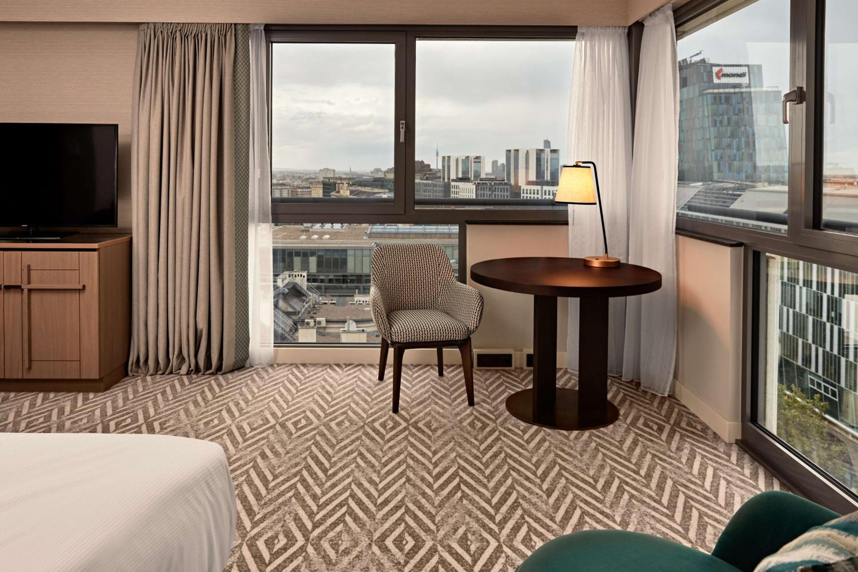 Corner King Room - Photo 8