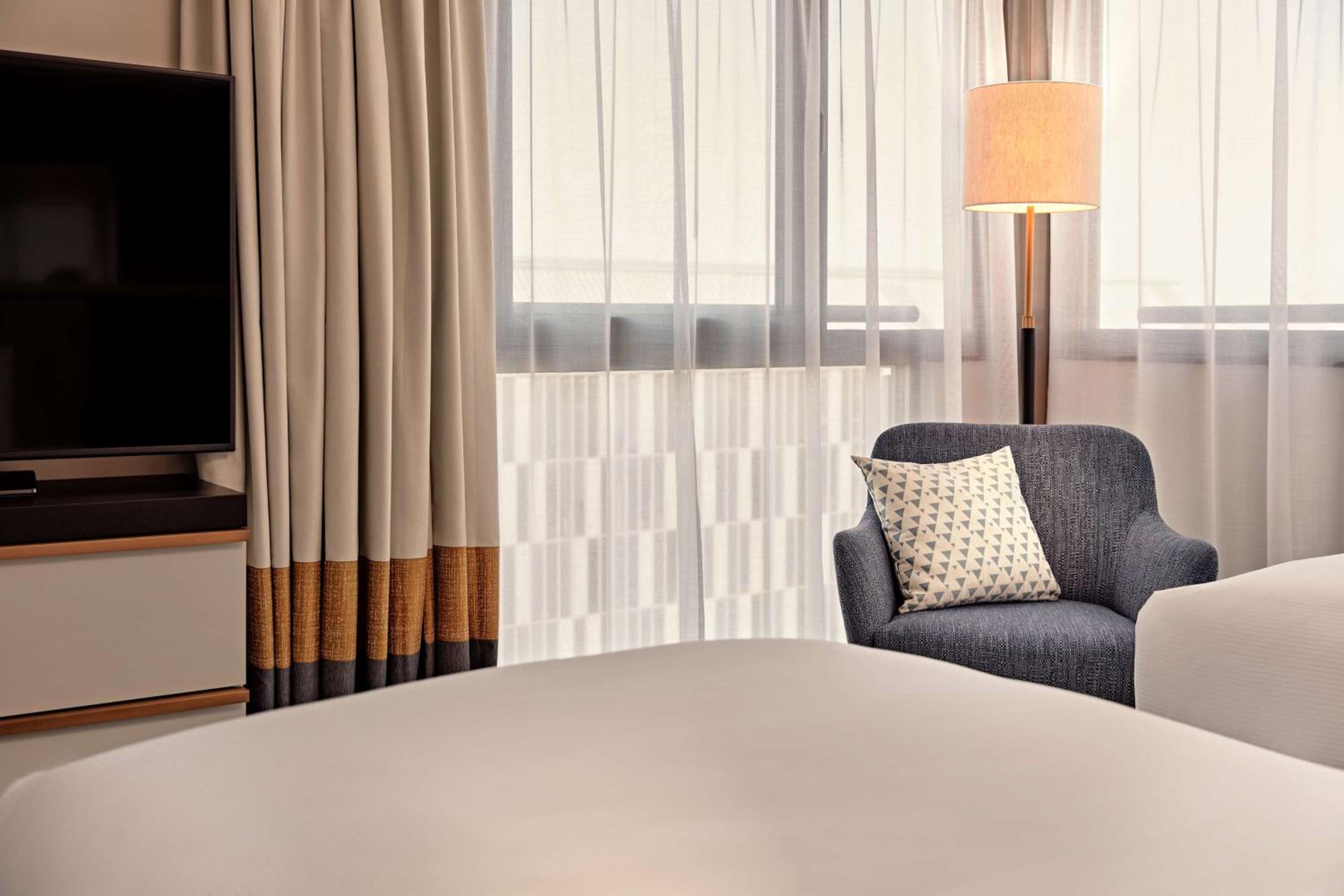 King Junior Suite with Panoramic View and Lounge Access photo 2