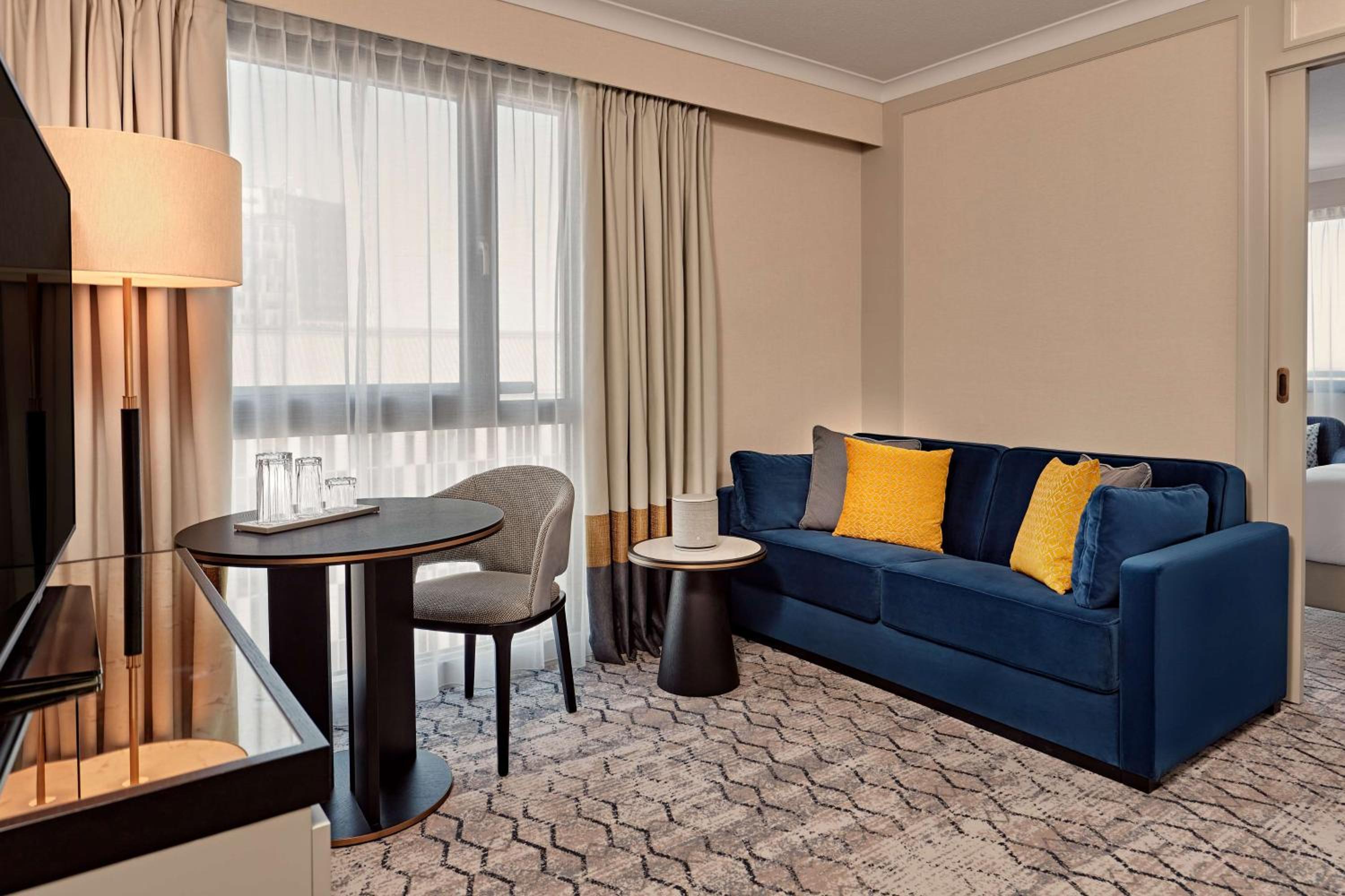 King Junior Suite with Panoramic View and Lounge Access photo 3