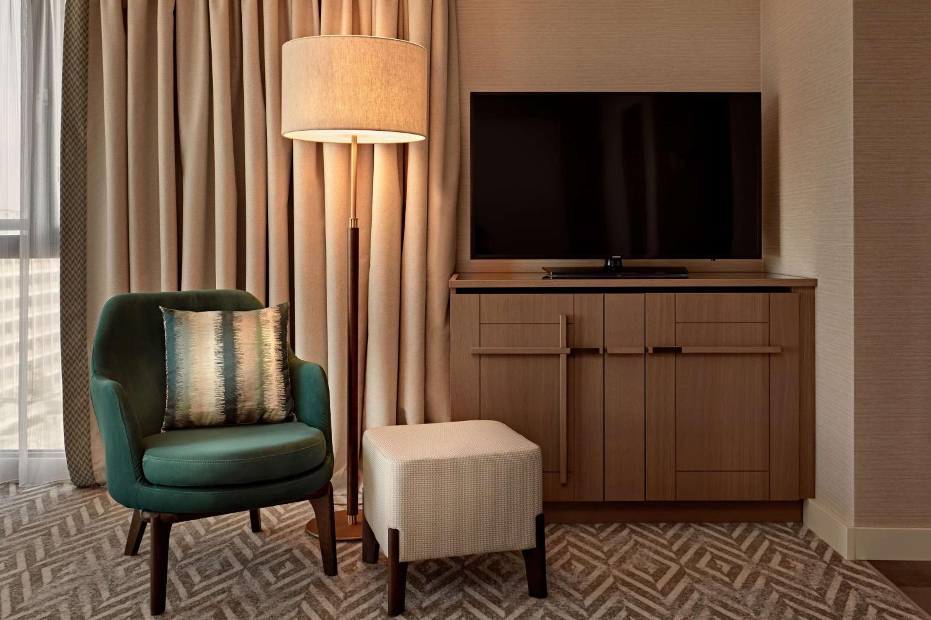 Corner King Room - Photo 12