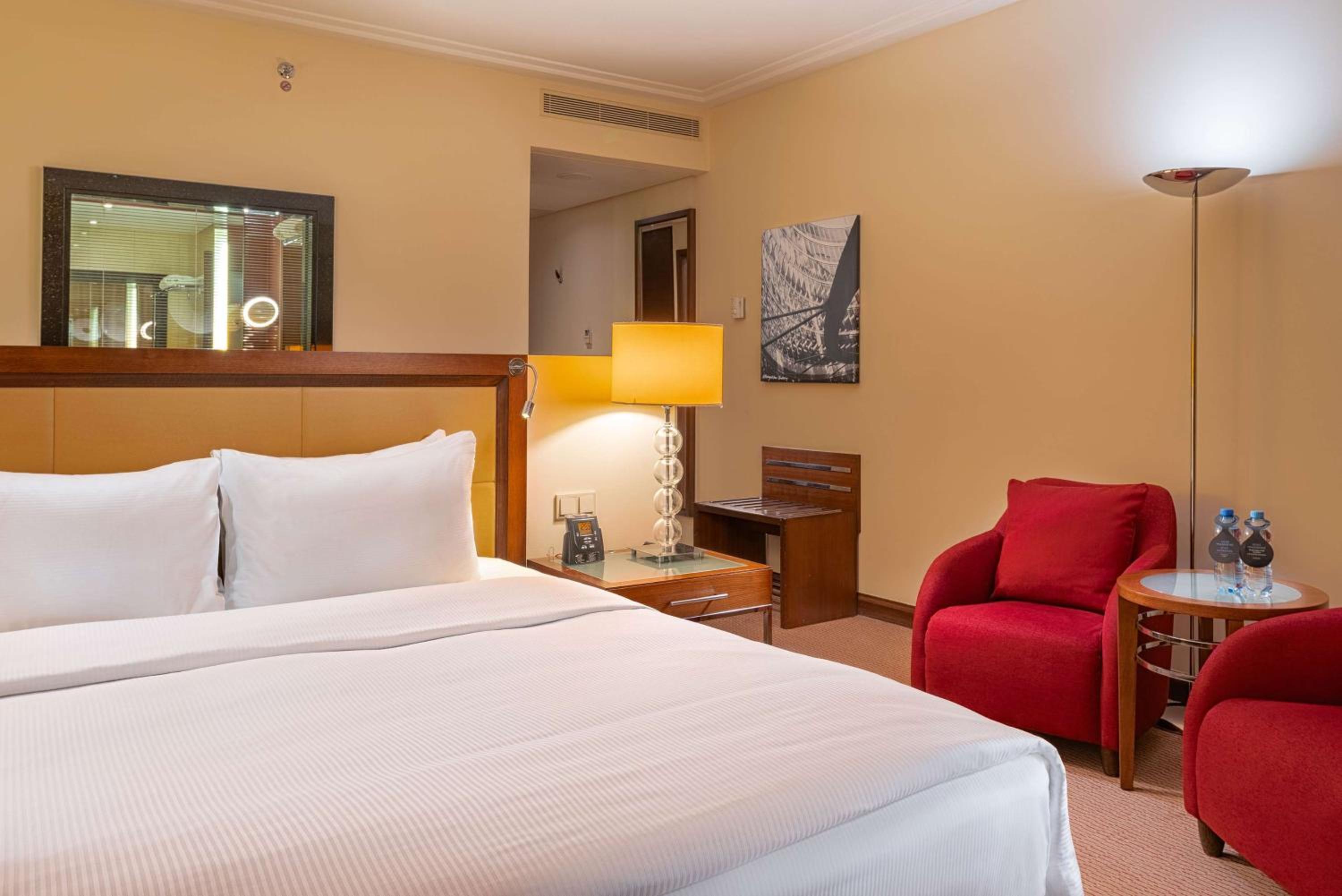 King Deluxe Business Room - Photo 5