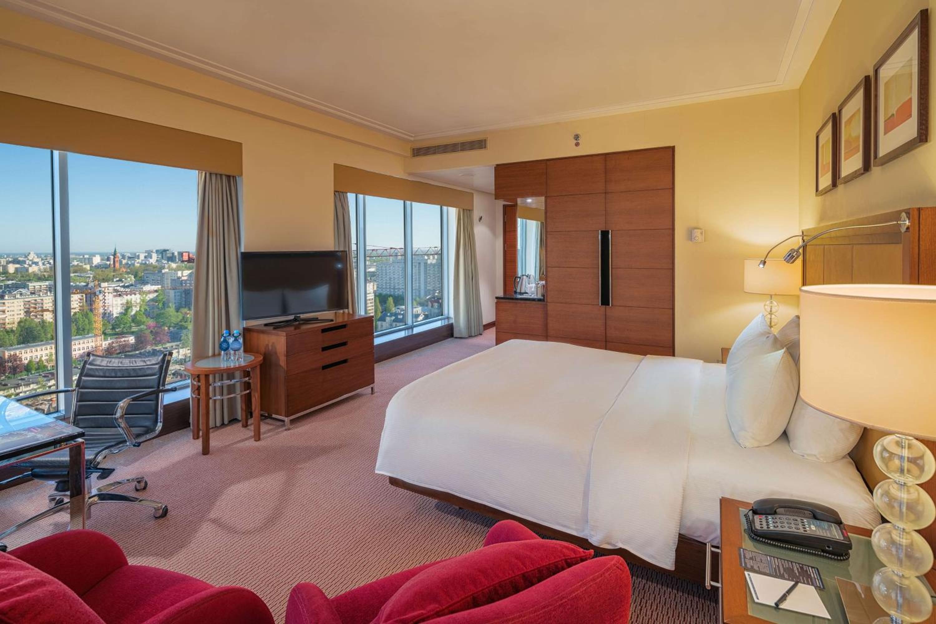 Deluxe Corner King Room - Photo 1