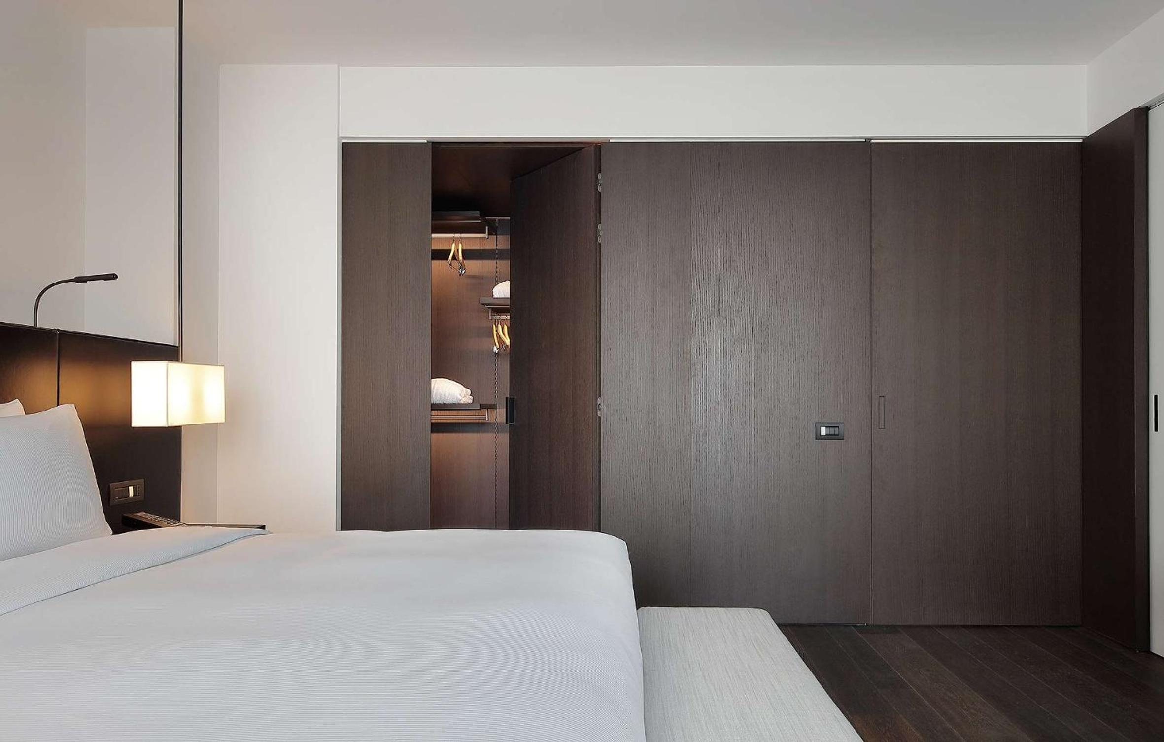 Suite with Balcony and Lake View