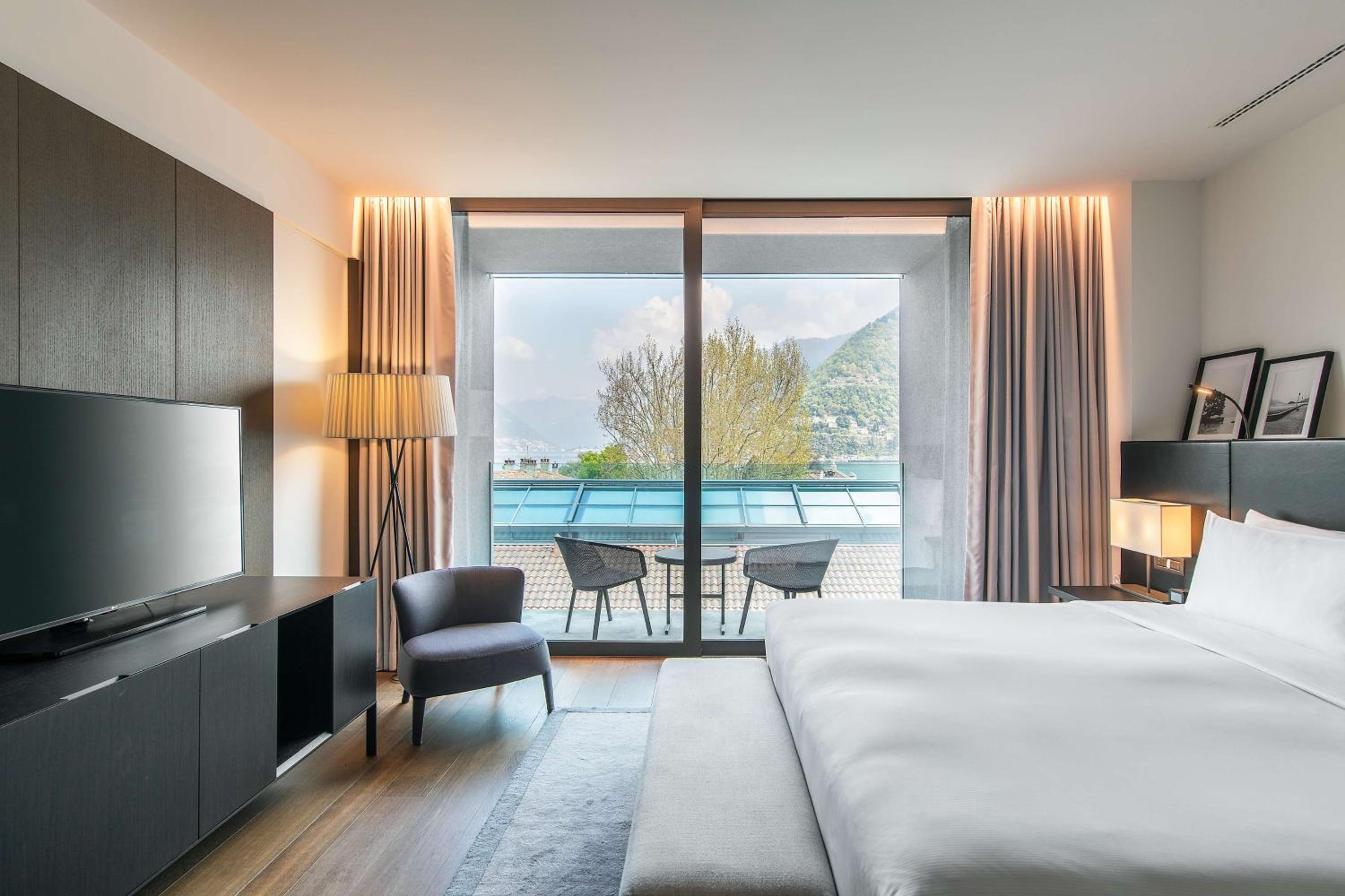 Suite with Balcony and Lake View