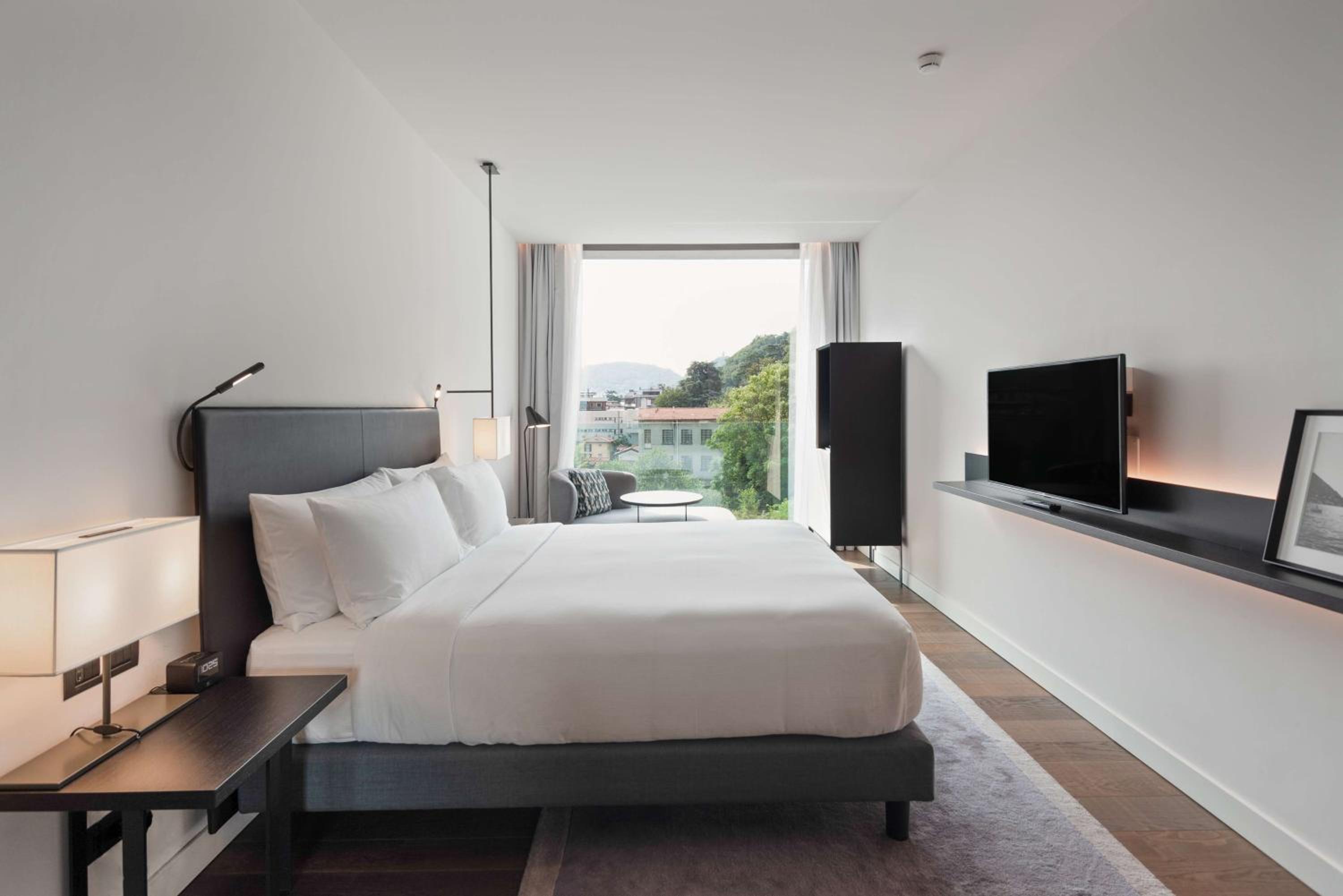 Deluxe King Room with City View