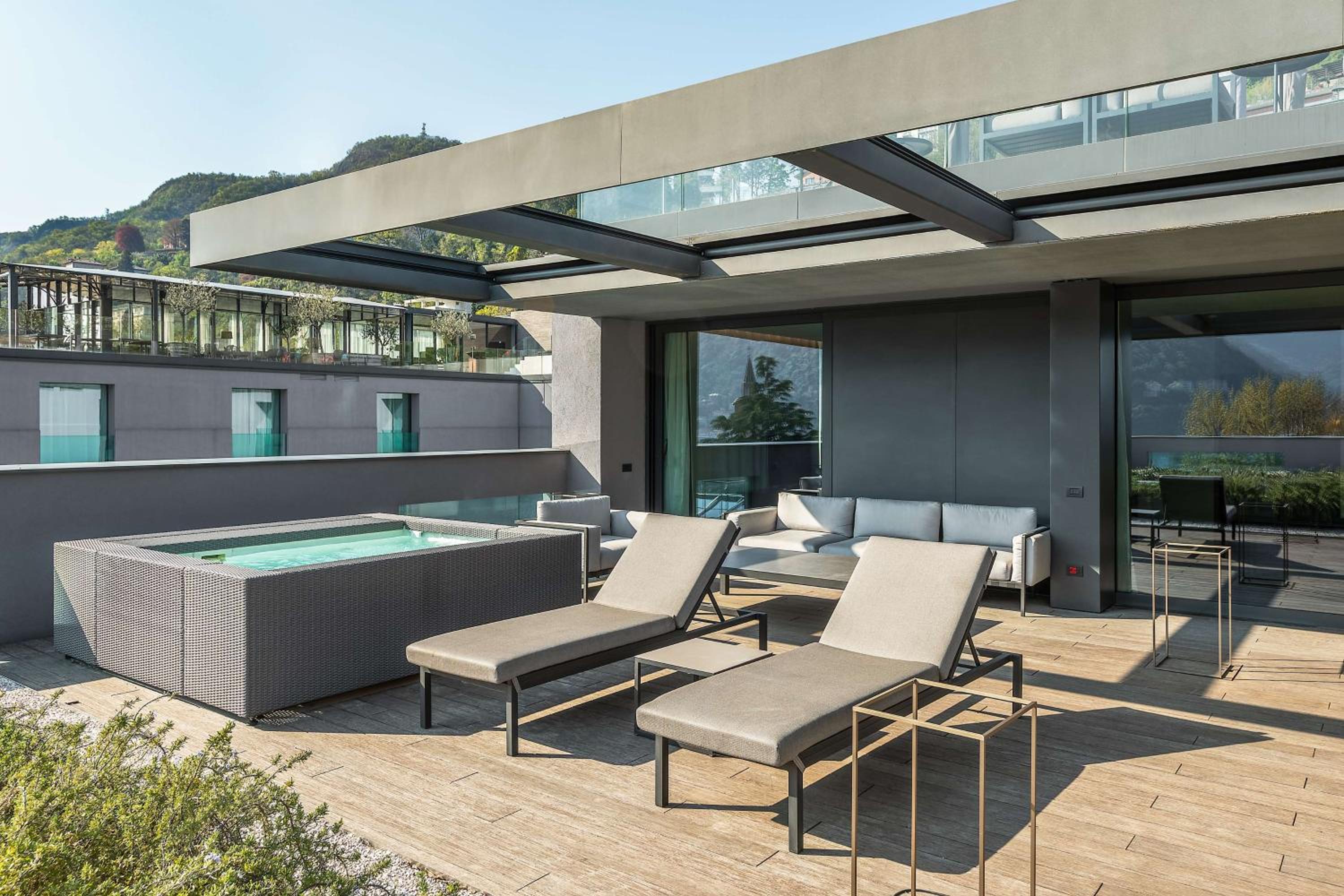 Superior Rooftop Suite thumbnail 5