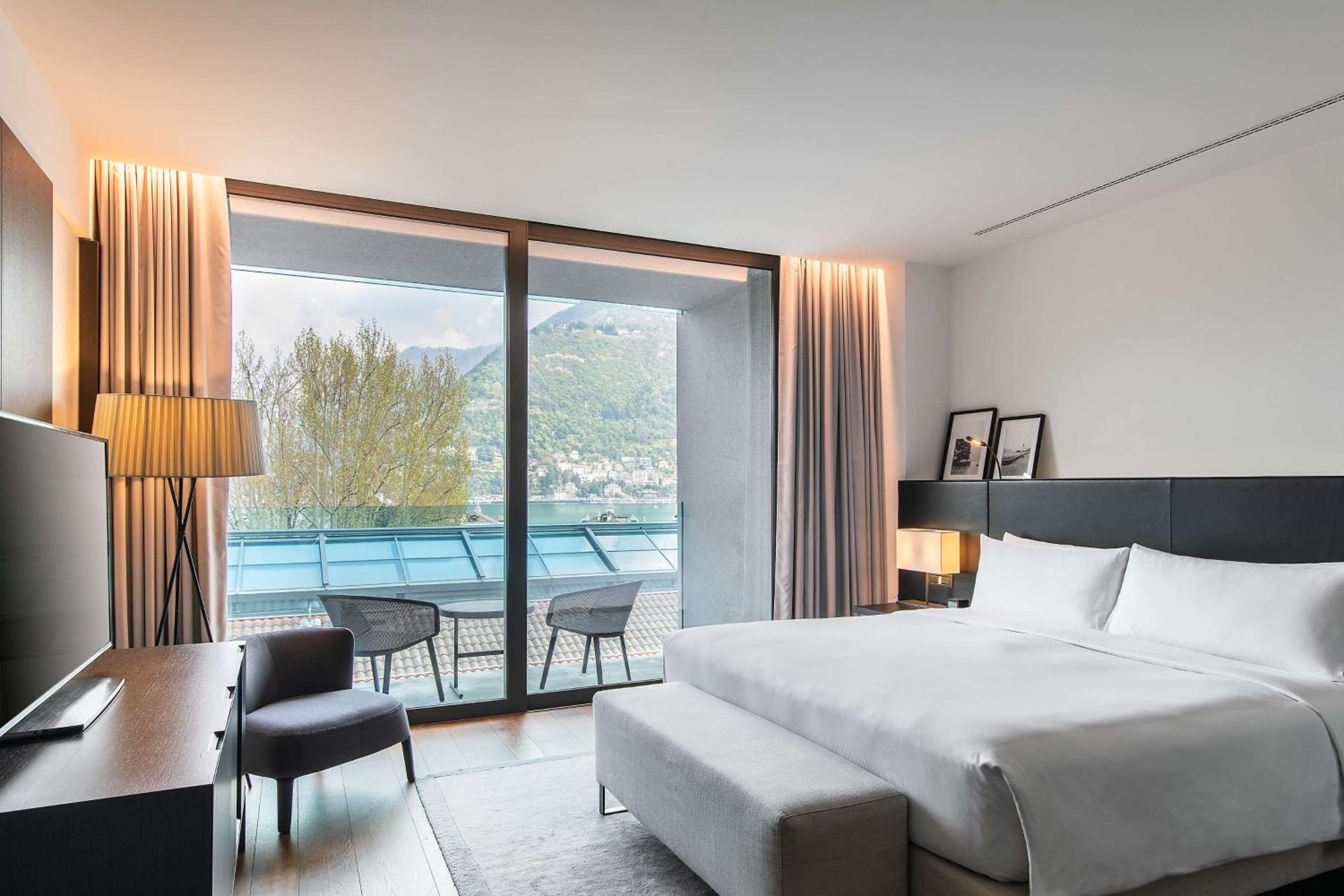 Suite with Balcony and Lake View