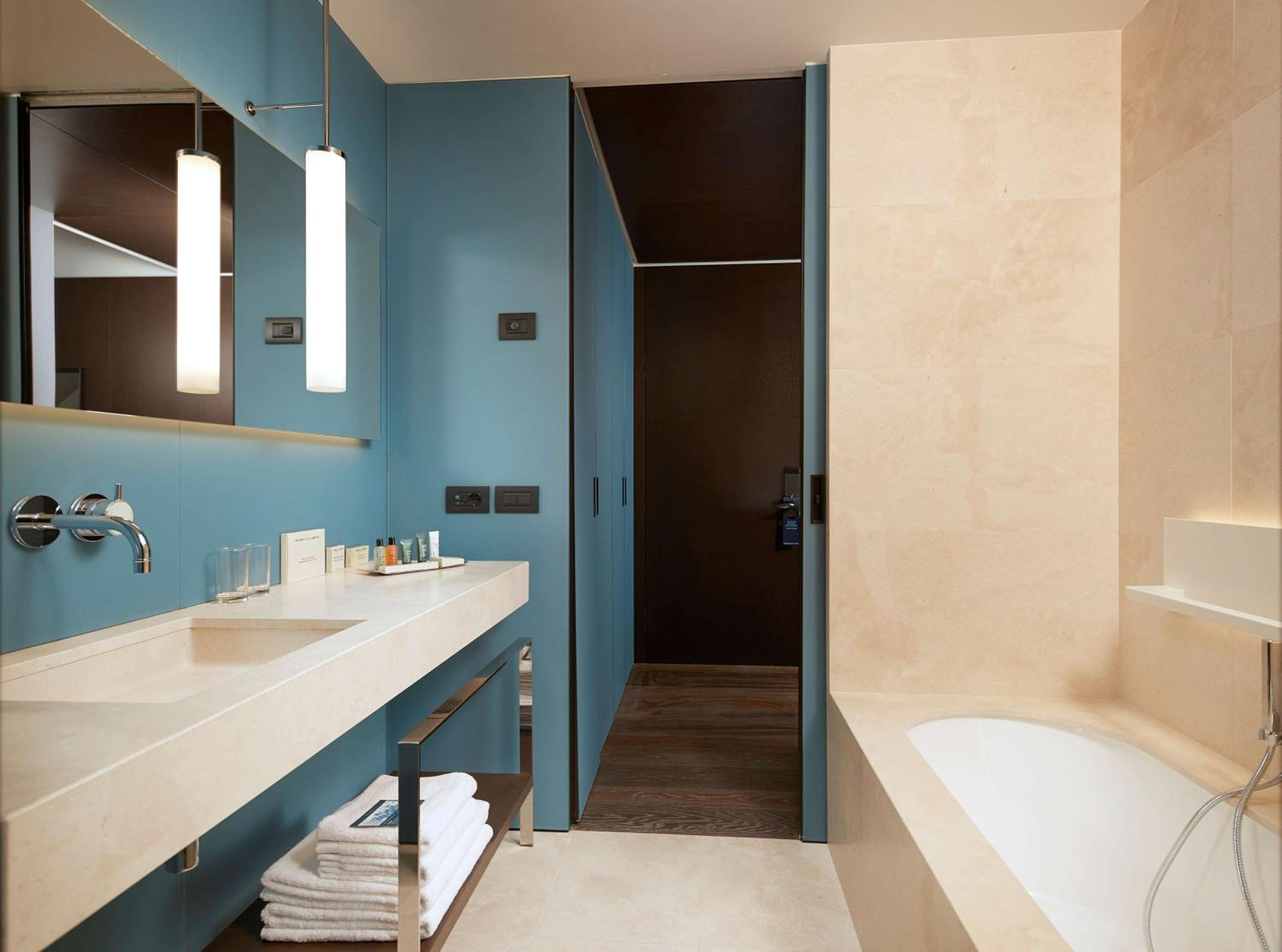 Deluxe King Room with Courtyard View