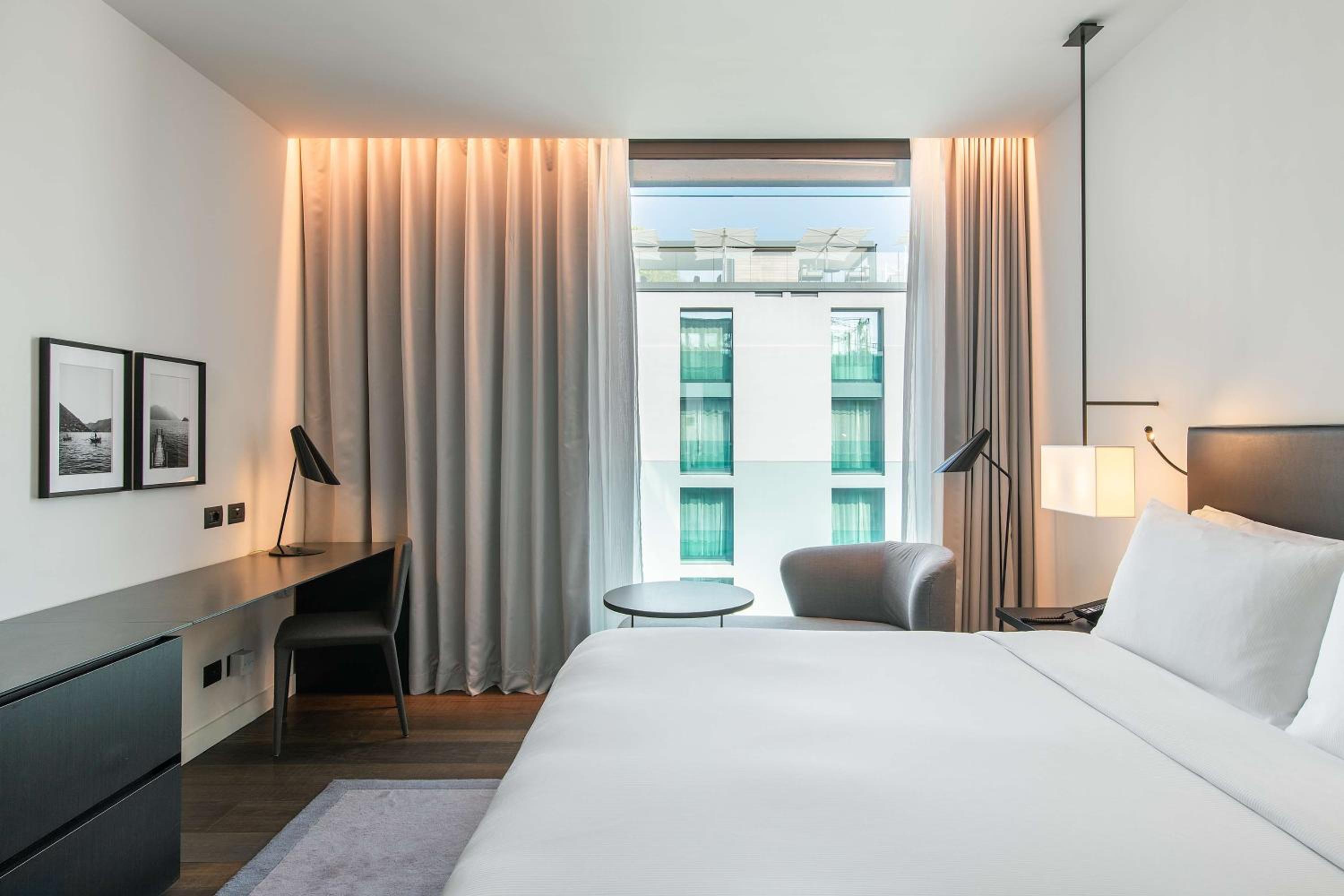 Deluxe King Room with Courtyard View
