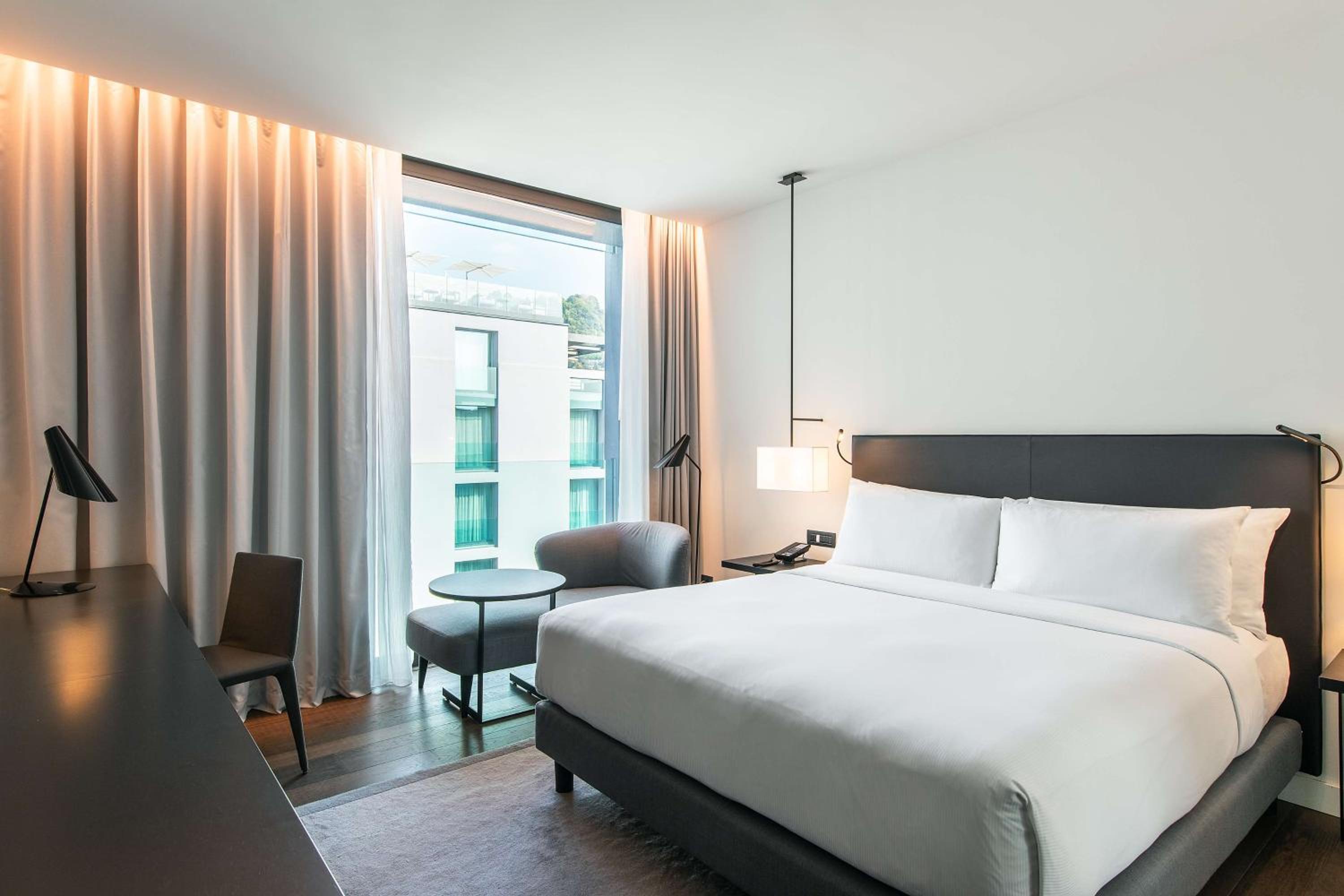 Deluxe King Room with Courtyard View