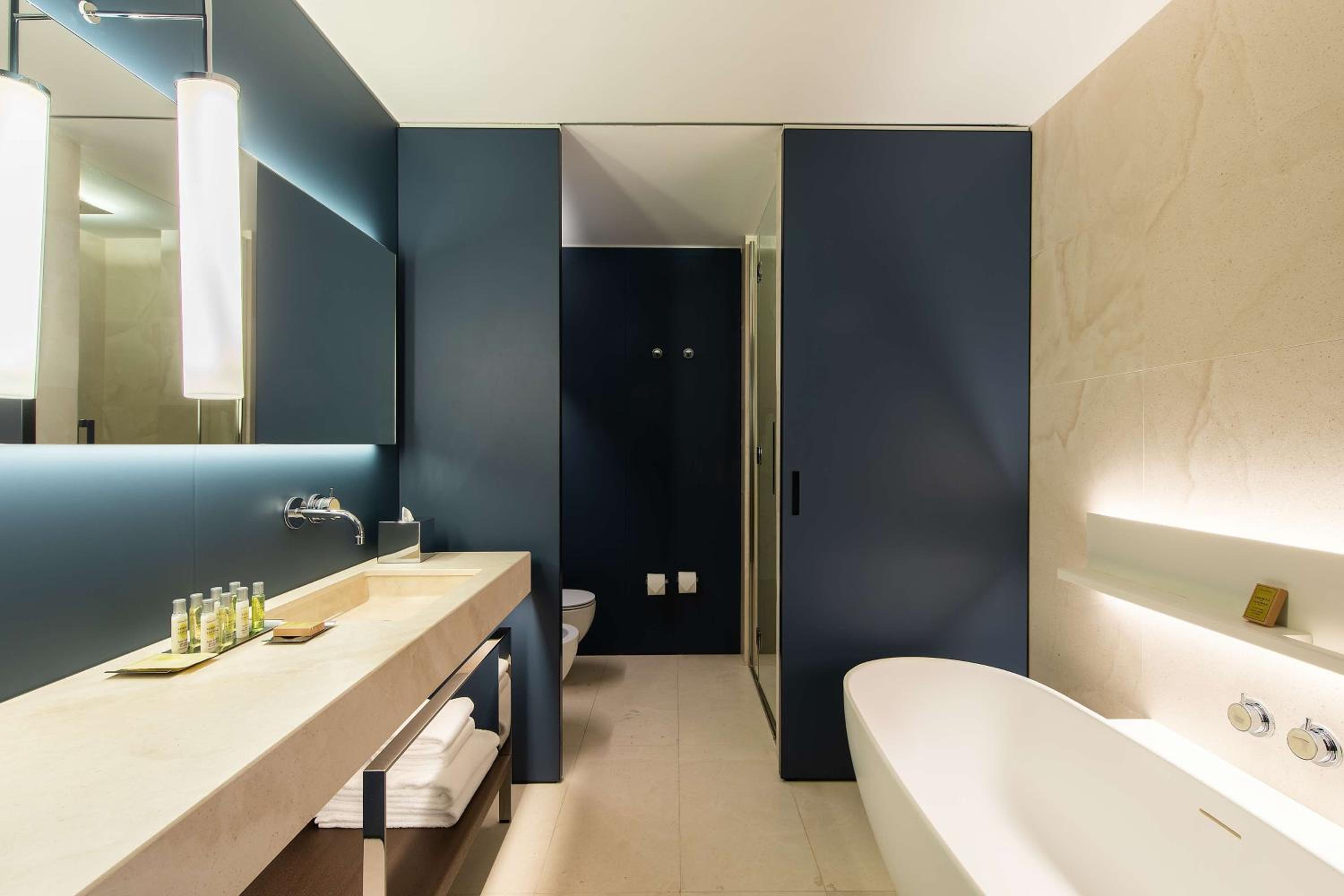 Deluxe Twin Room with Courtyard View