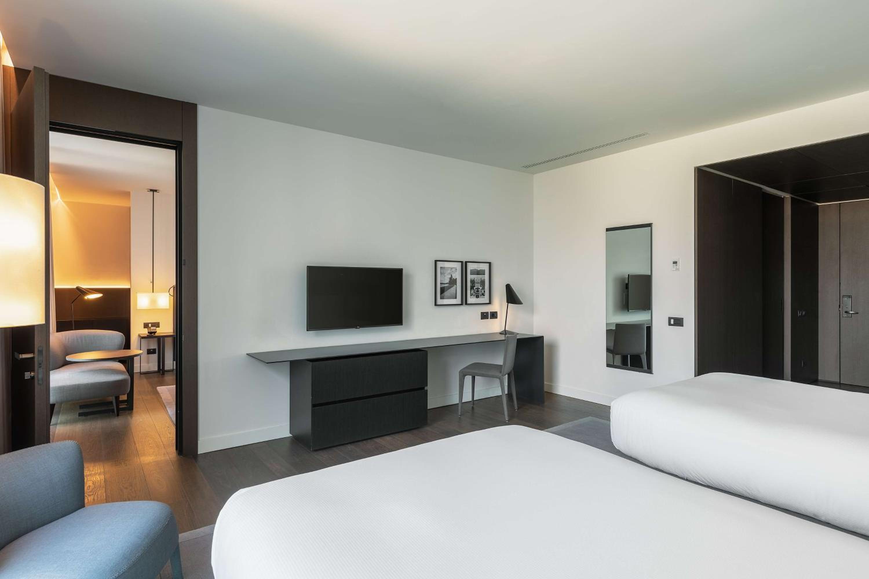 Deluxe Twin Room with Courtyard View