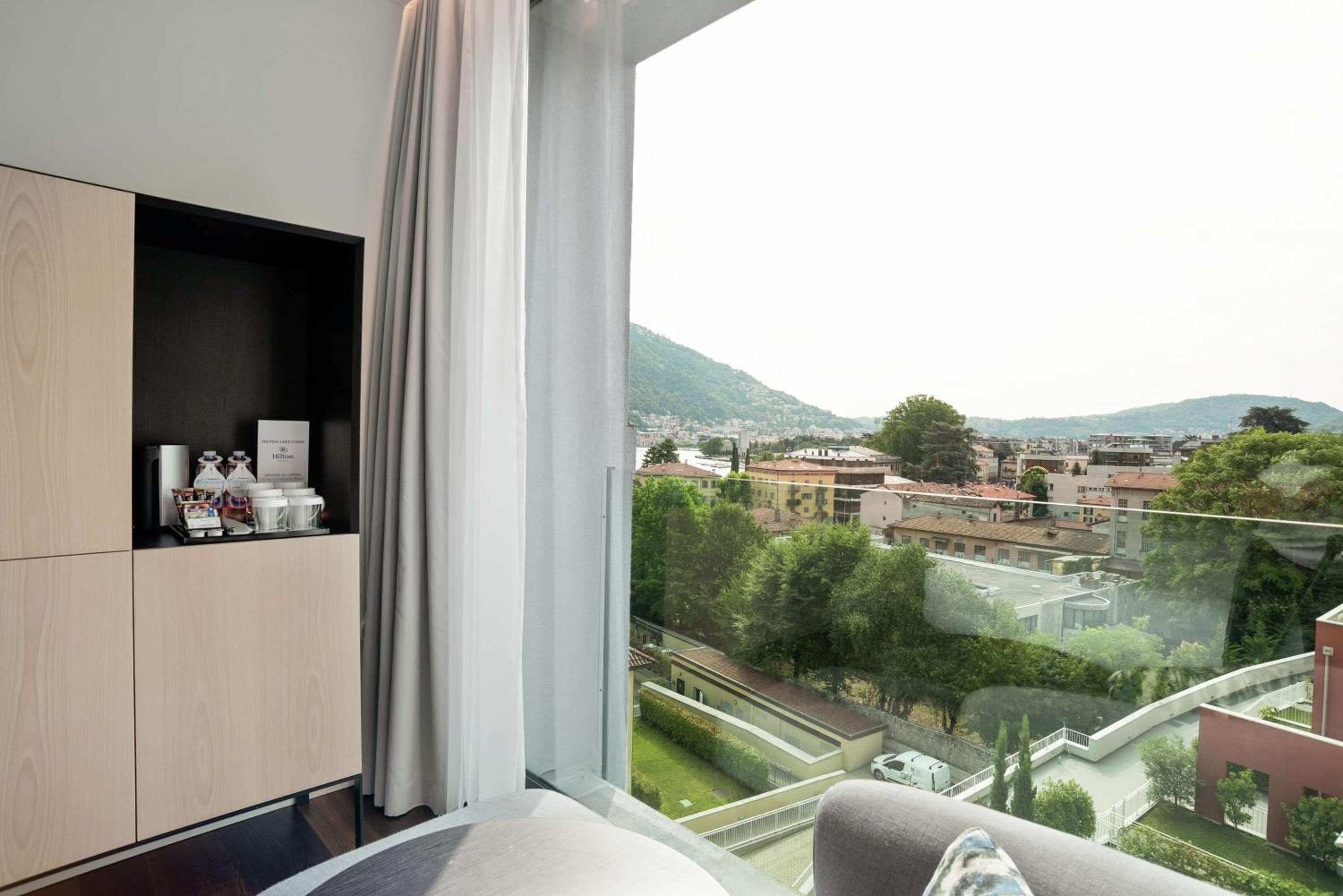 Deluxe King Room with City View thumbnail 5