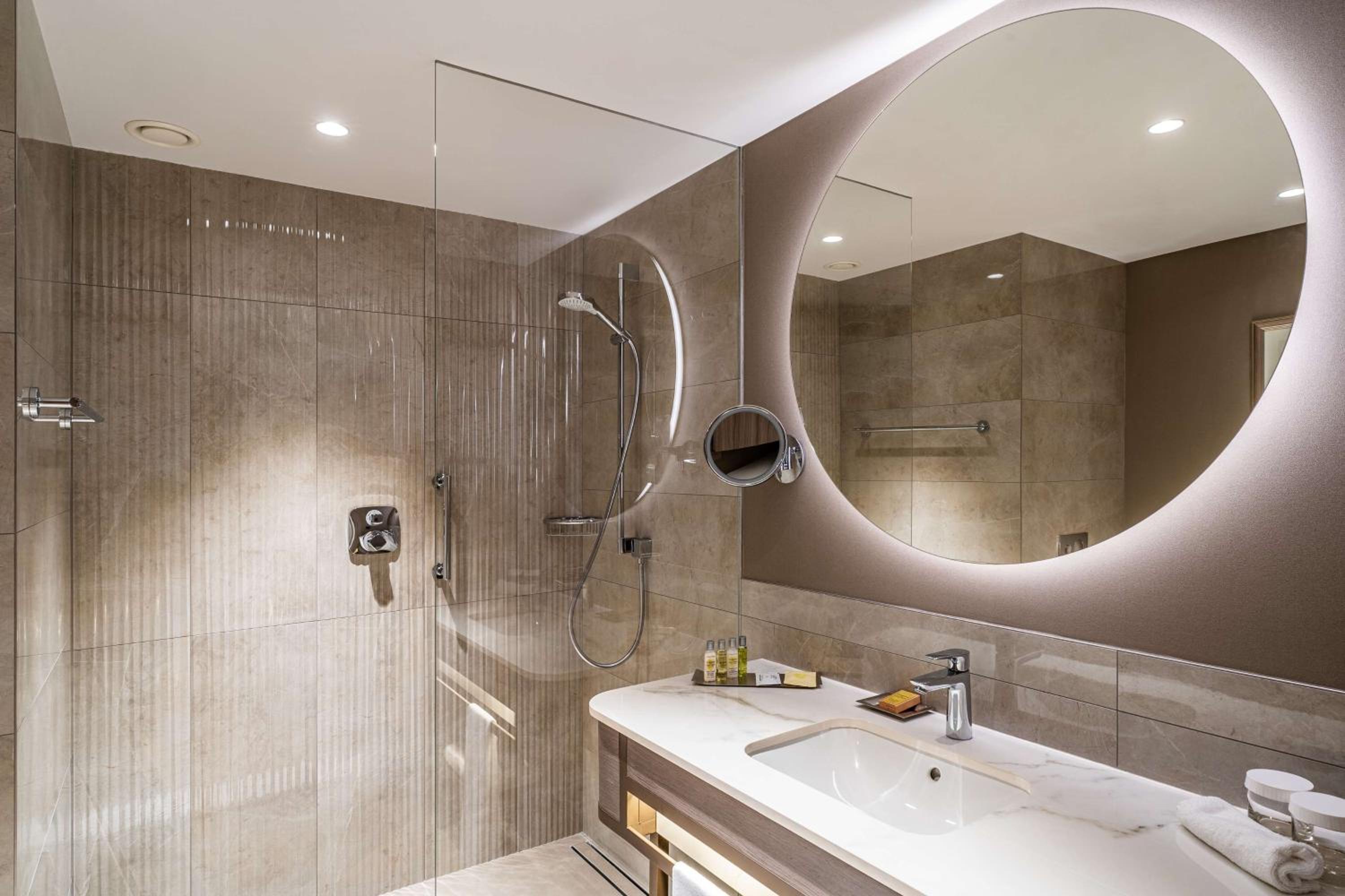 Accessible King Room With Roll-in Shower