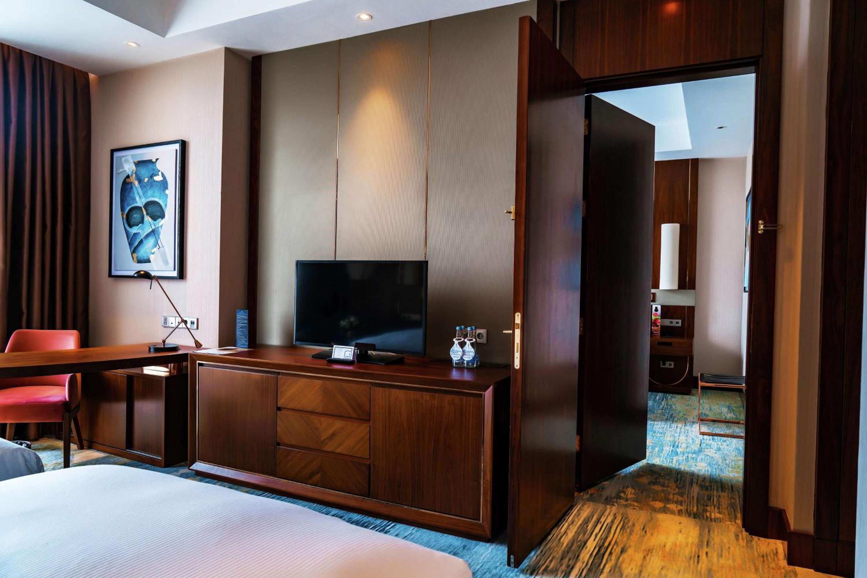 Deluxe Connecting Family Room