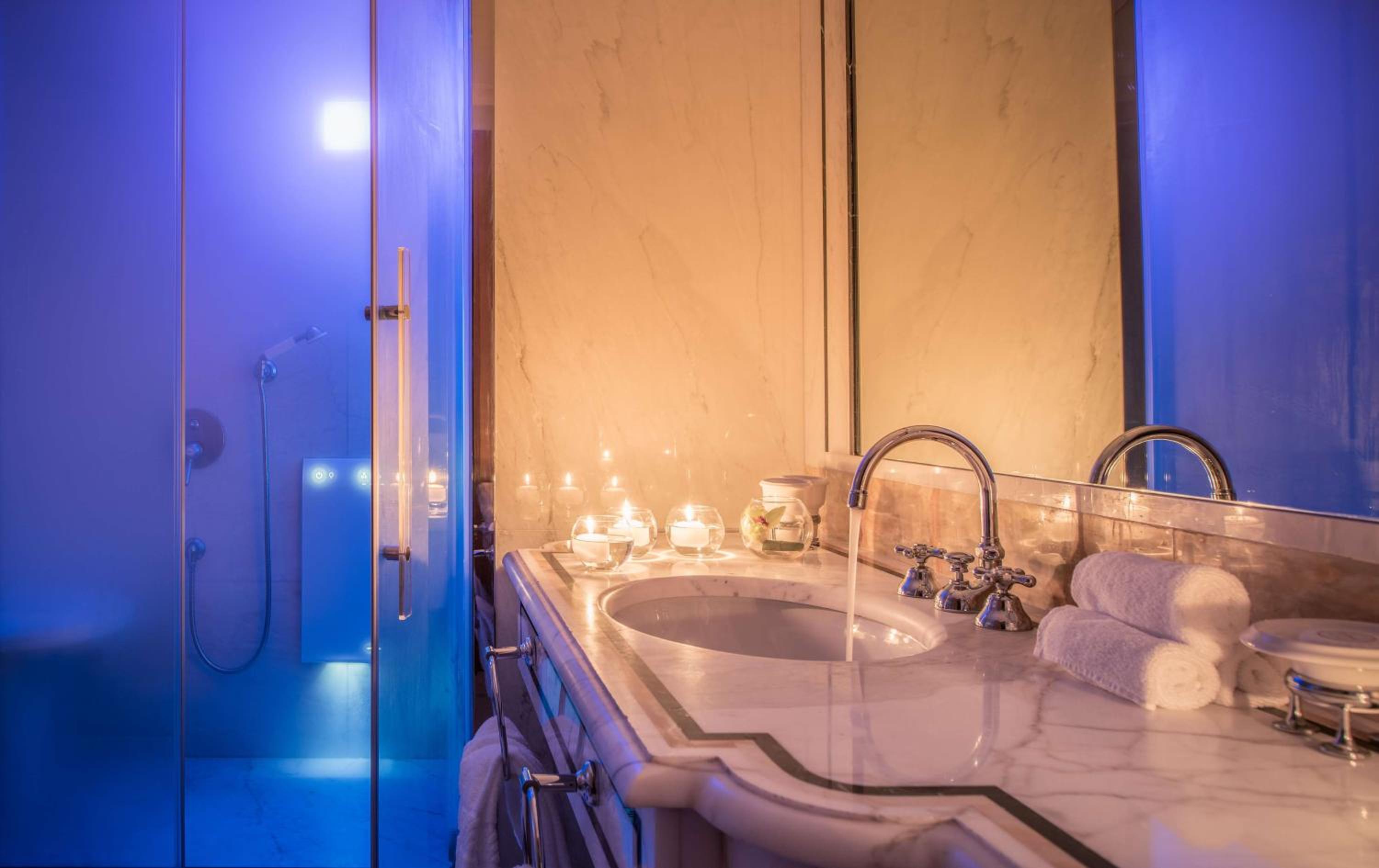 Premium Suite with City View thumbnail 5