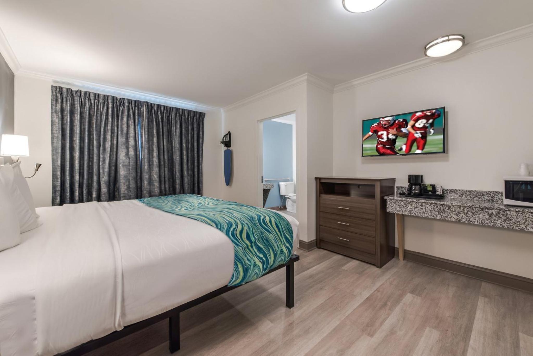 Deluxe King Room Disability Access Smoke Free photo 3