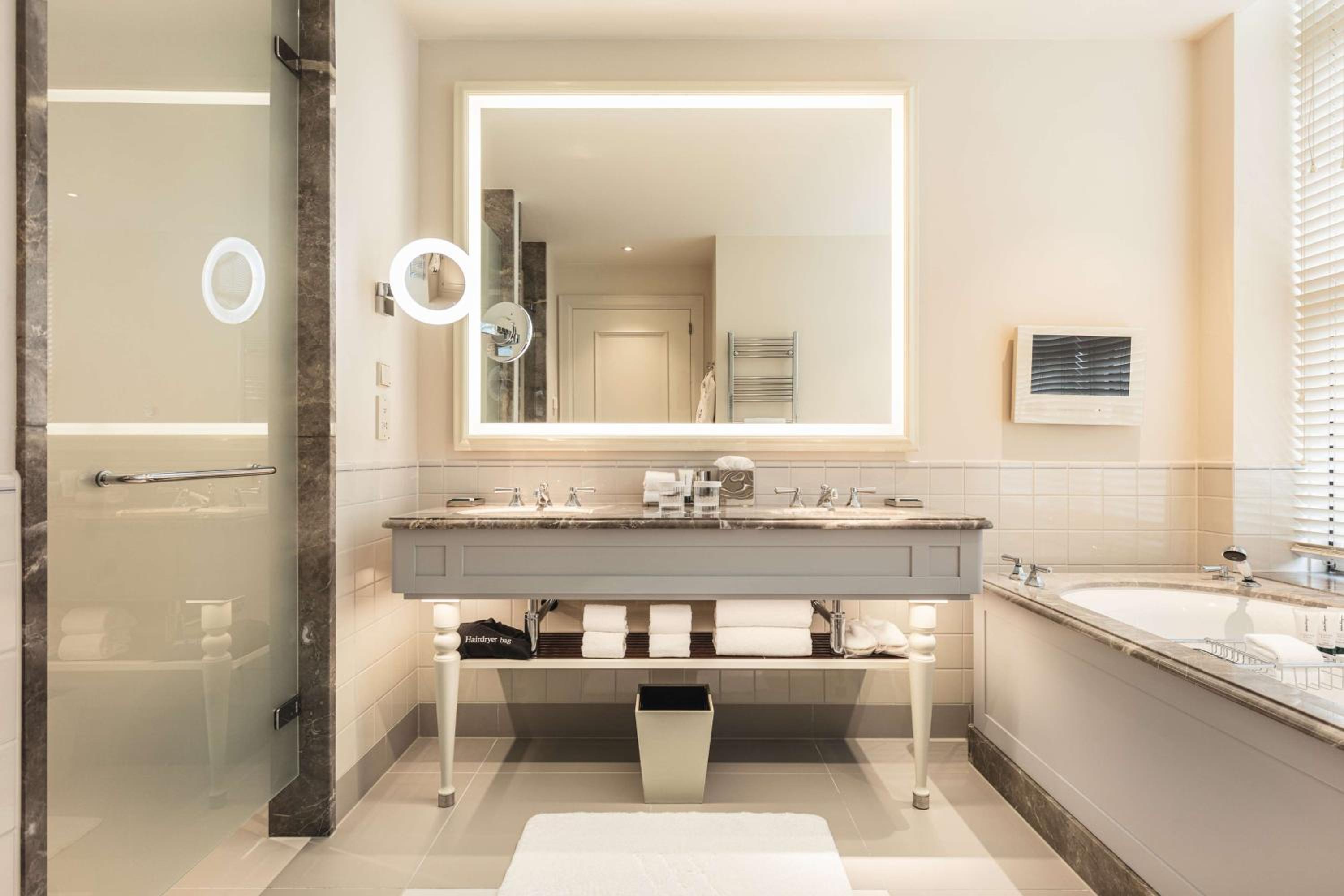 One-Bedroom King Suite thumbnail 5