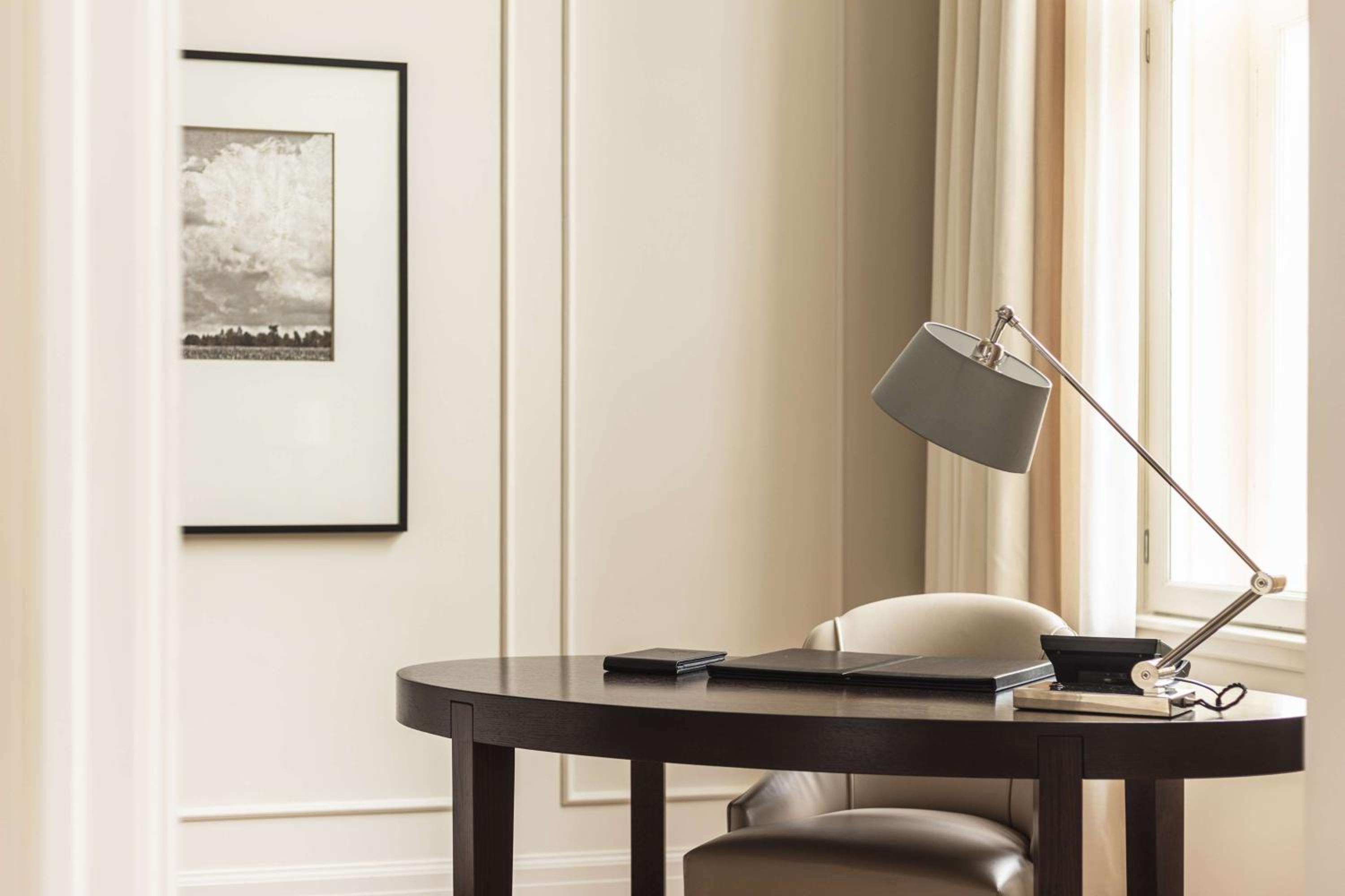 Junior King Suite with Canal View