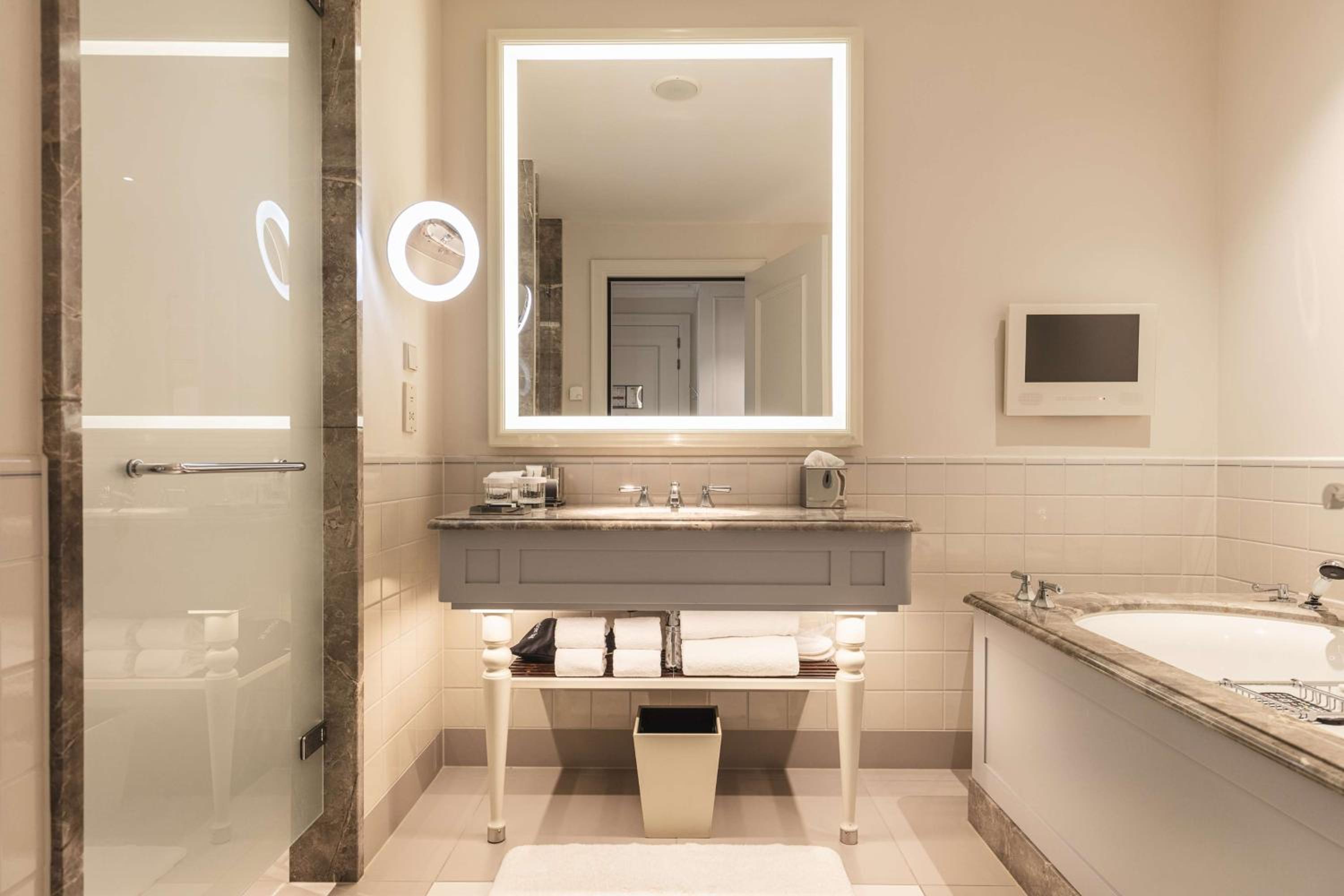 Premier Twin Room thumbnail 5