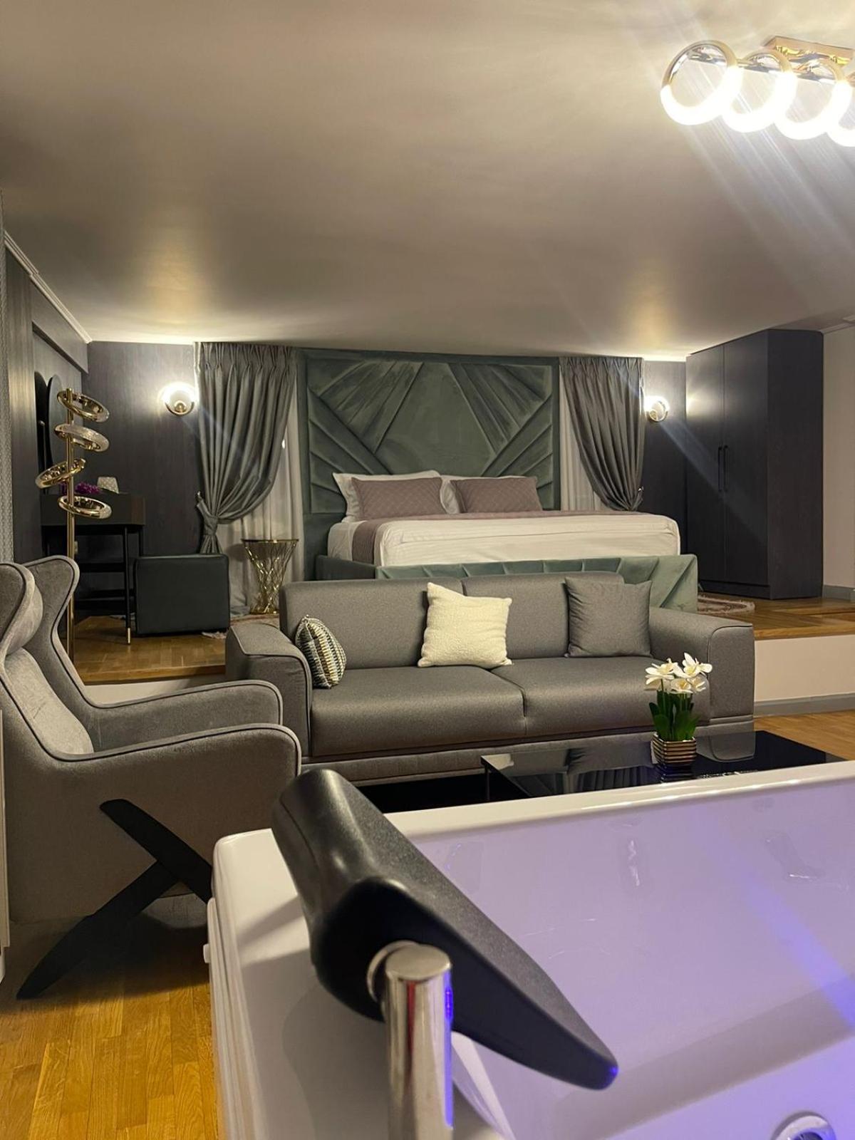 Suite with Hot Tub photo 3