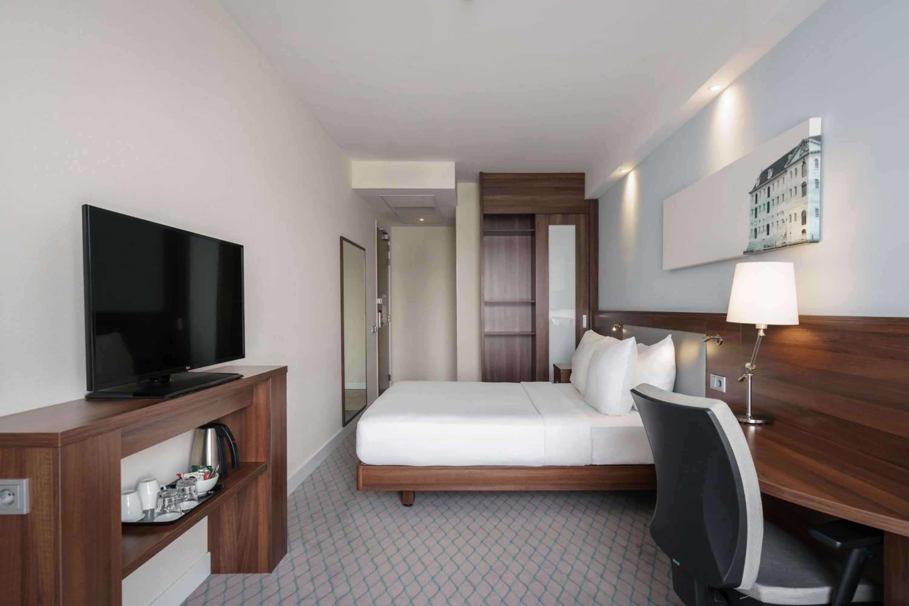 Queen Room with Sofa Bed photo 3