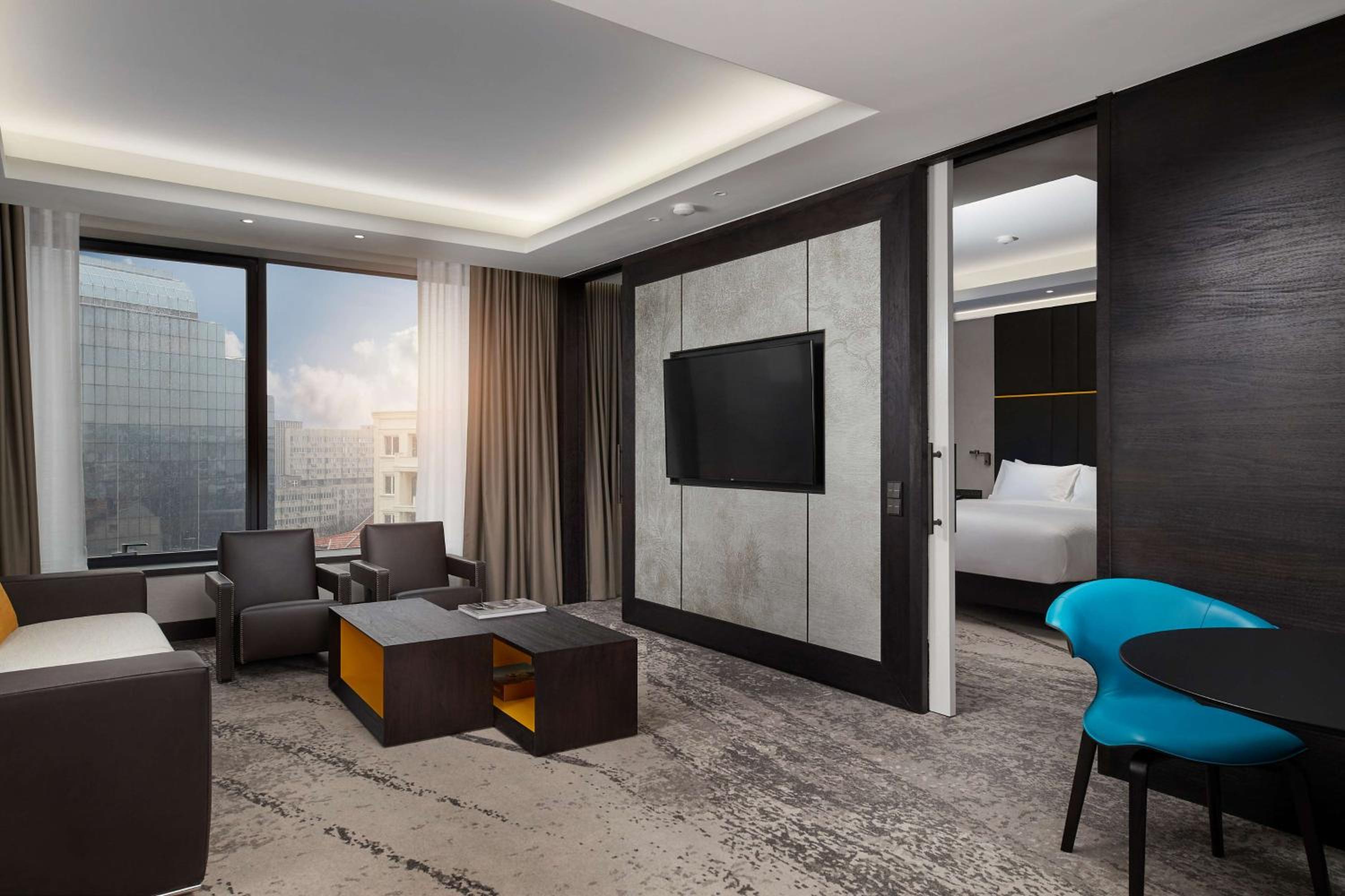 One-Bedroom King Suite - Lounge Access photo 2