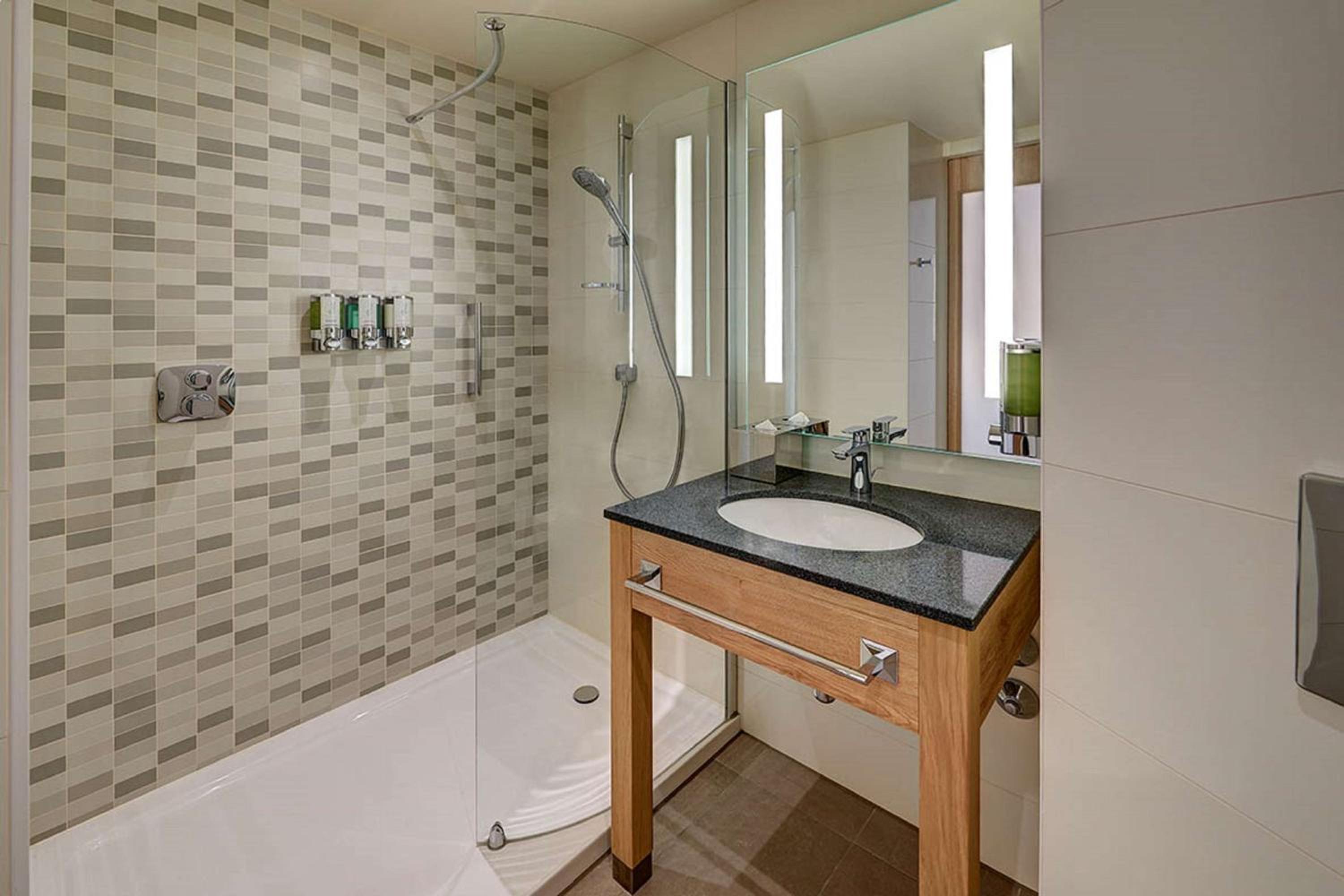 Queen Room with City View