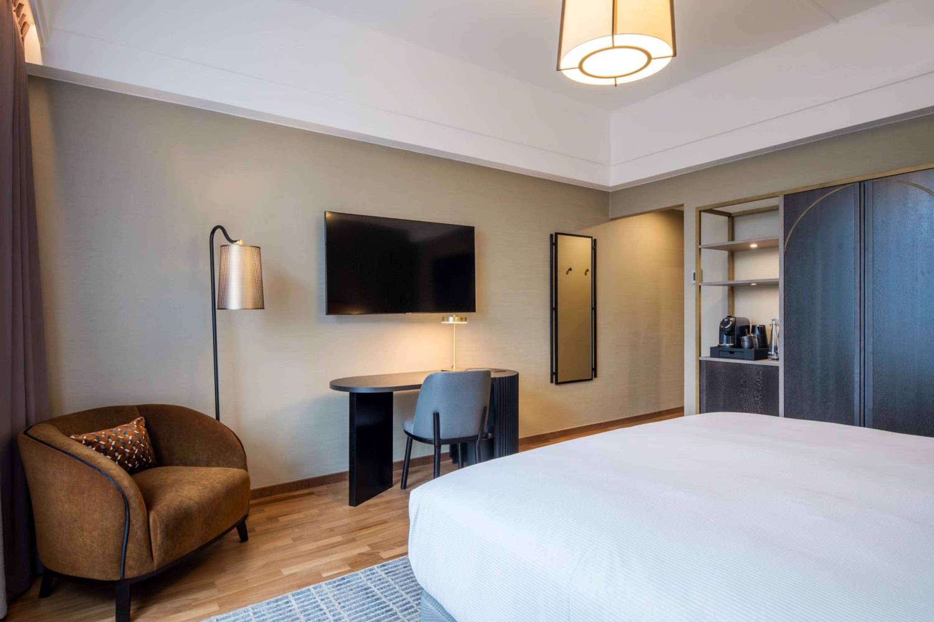 King Guest Room thumbnail 6