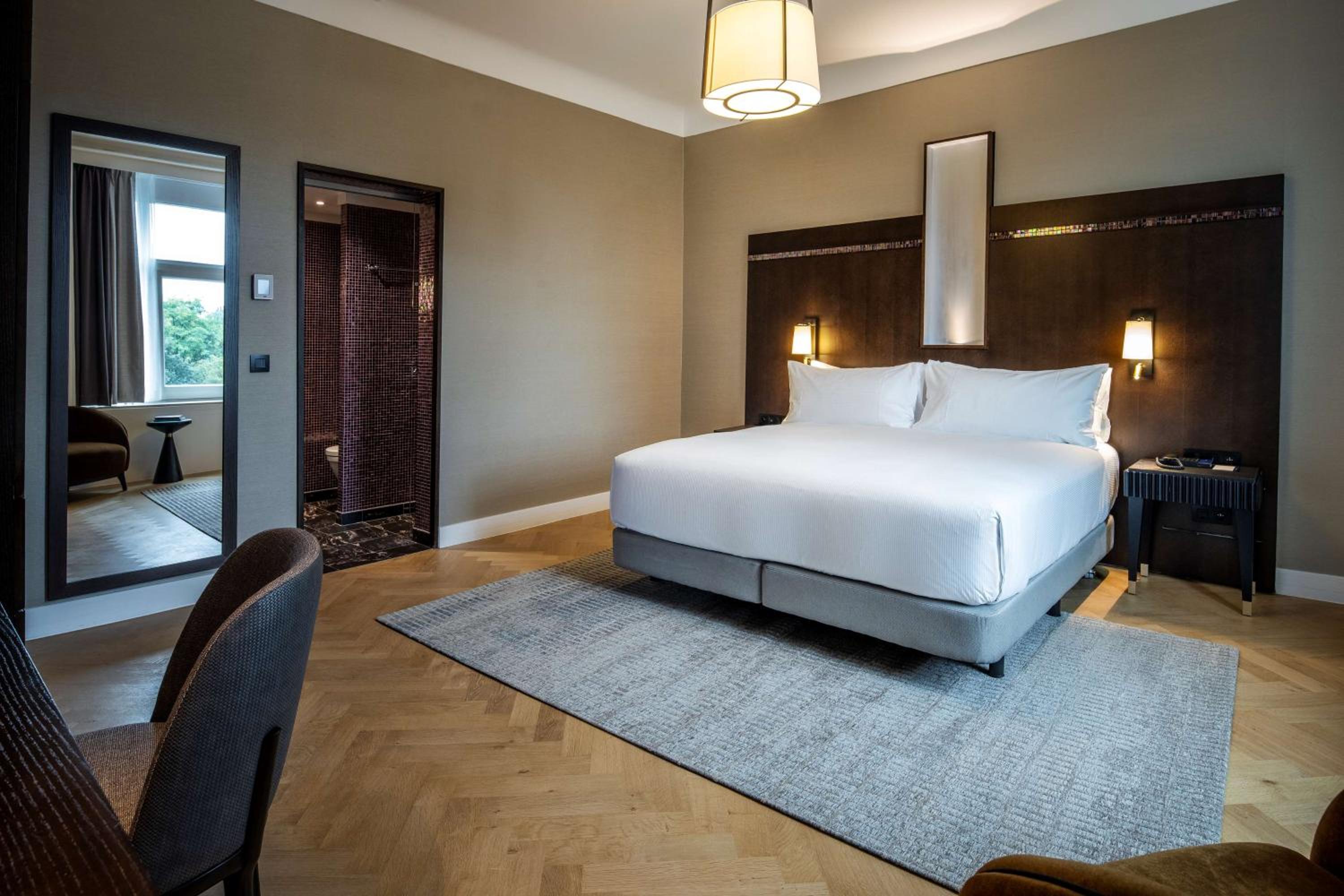 One-Bedroom King Suite with View - Photo 9