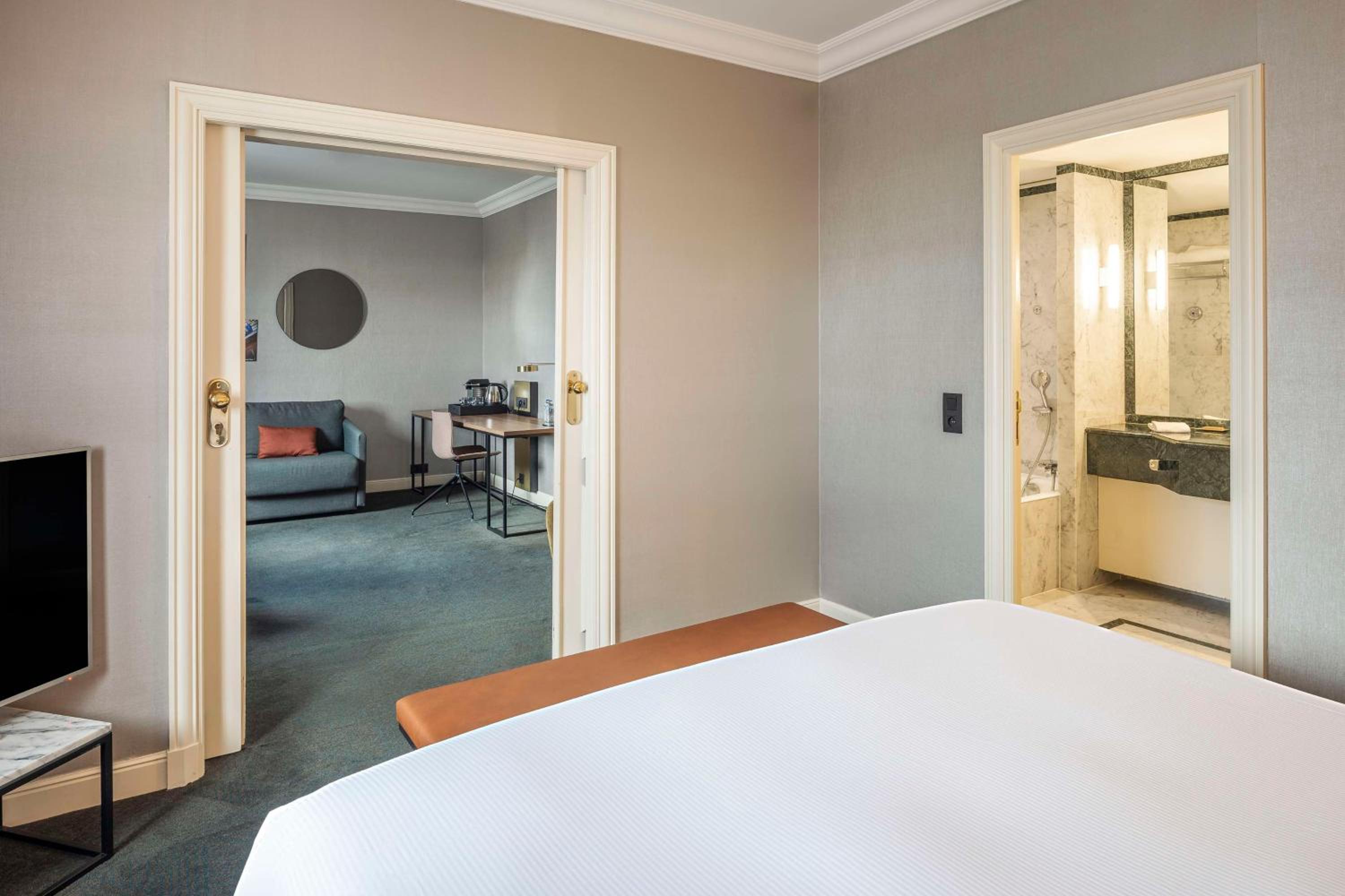 Junior Twin Suite - Lounge Access thumbnail 5