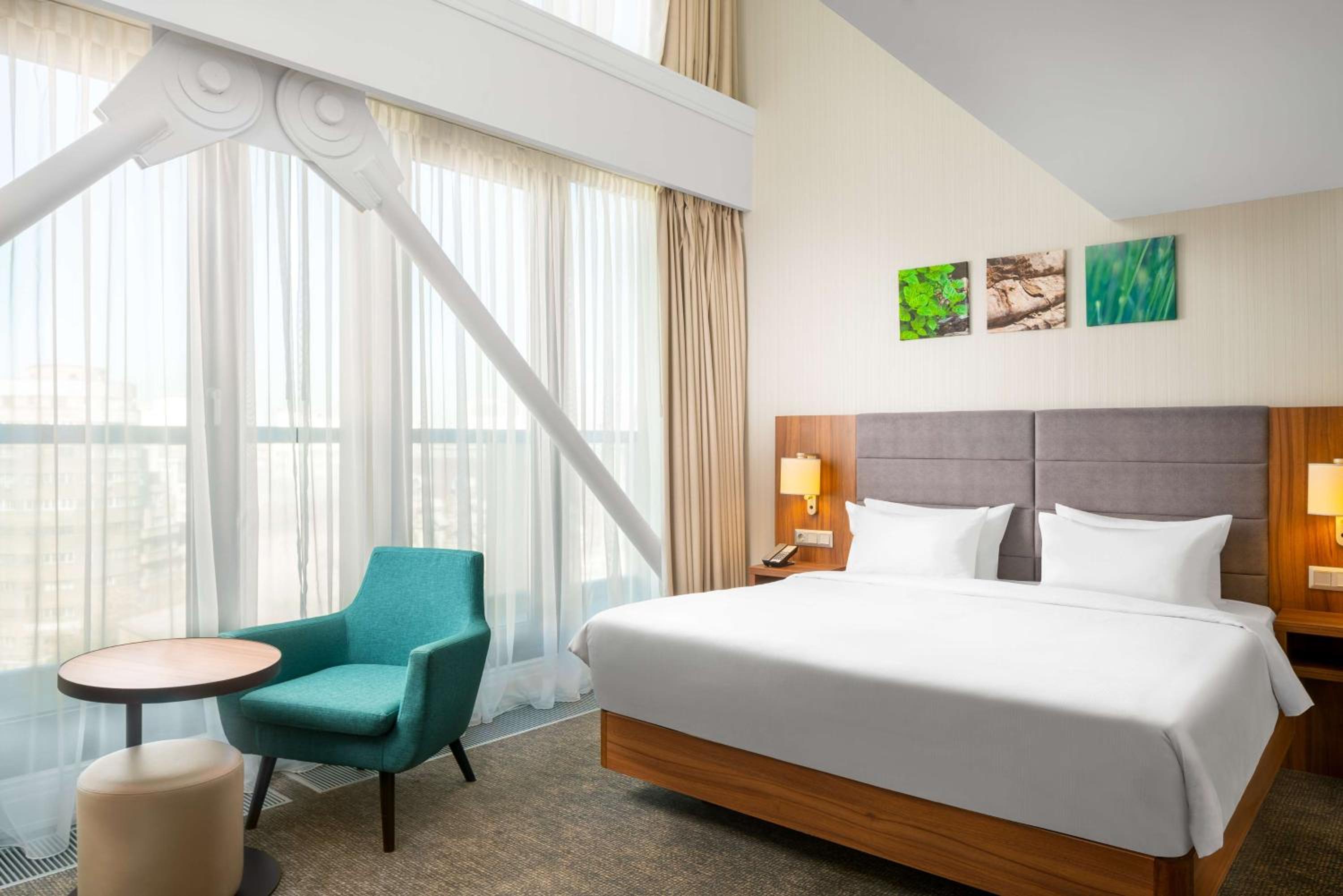 Deluxe King Room with City View photo 1