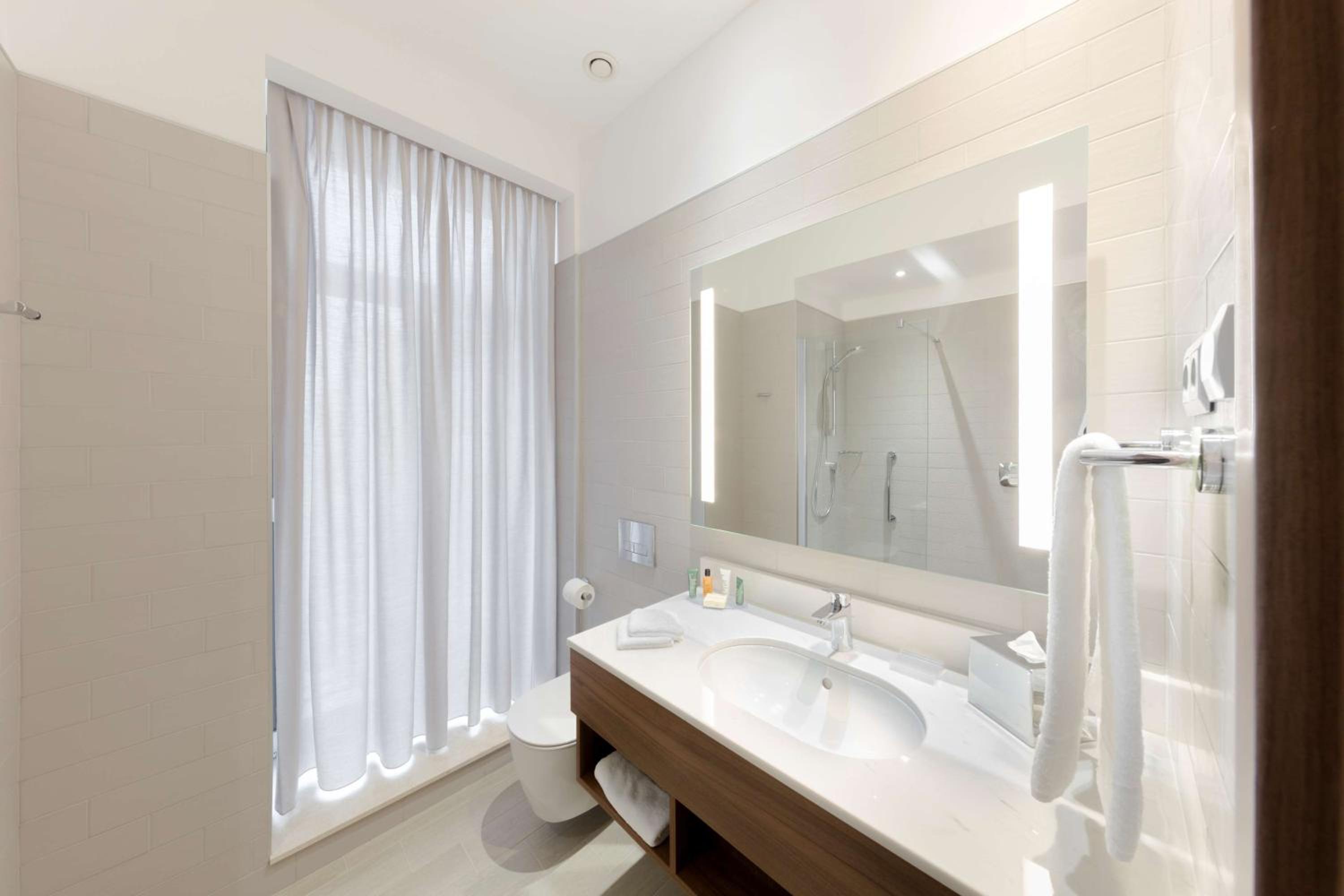 Deluxe King Room with City View photo 2