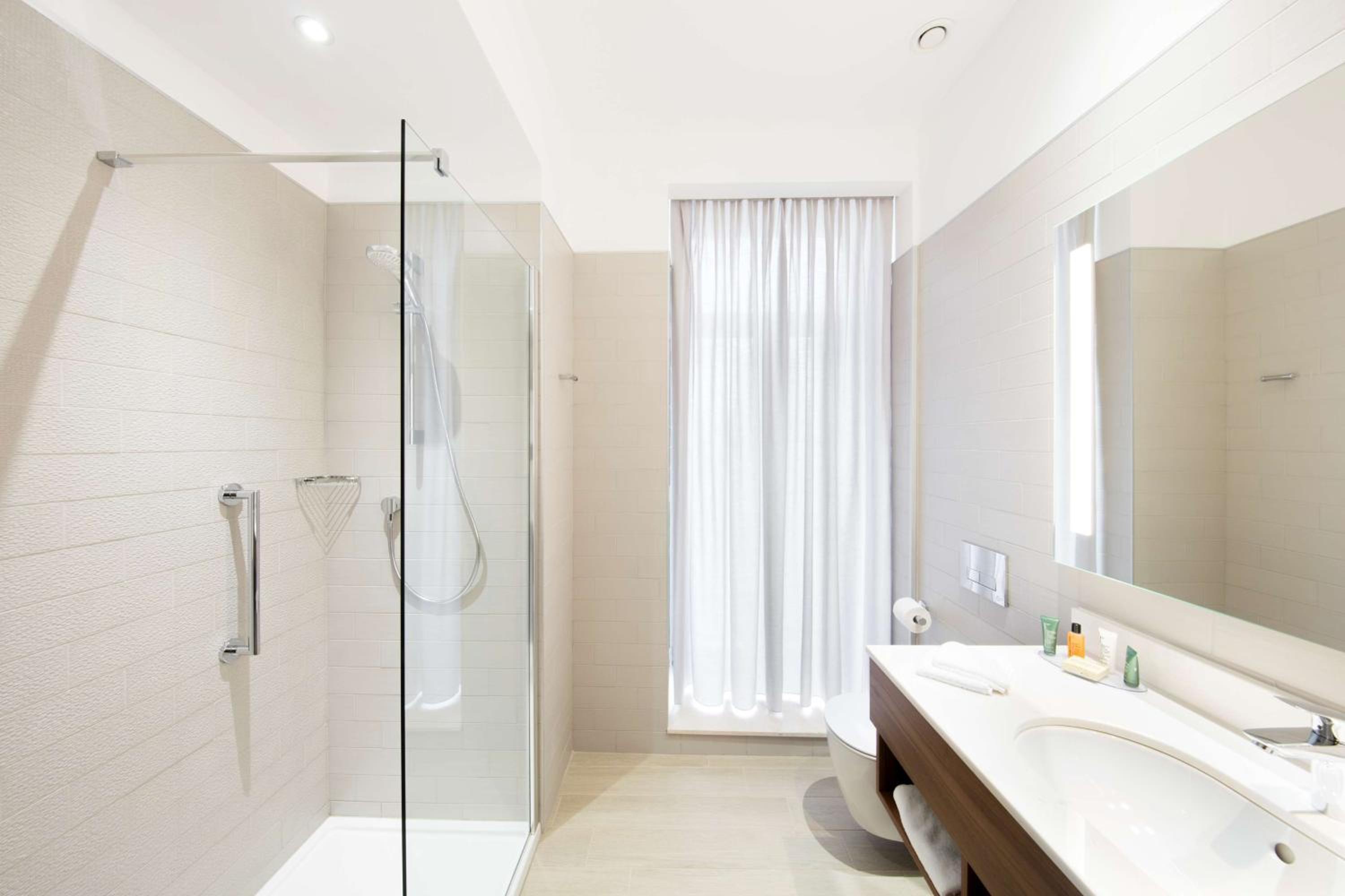 Deluxe King Room with City View photo 3