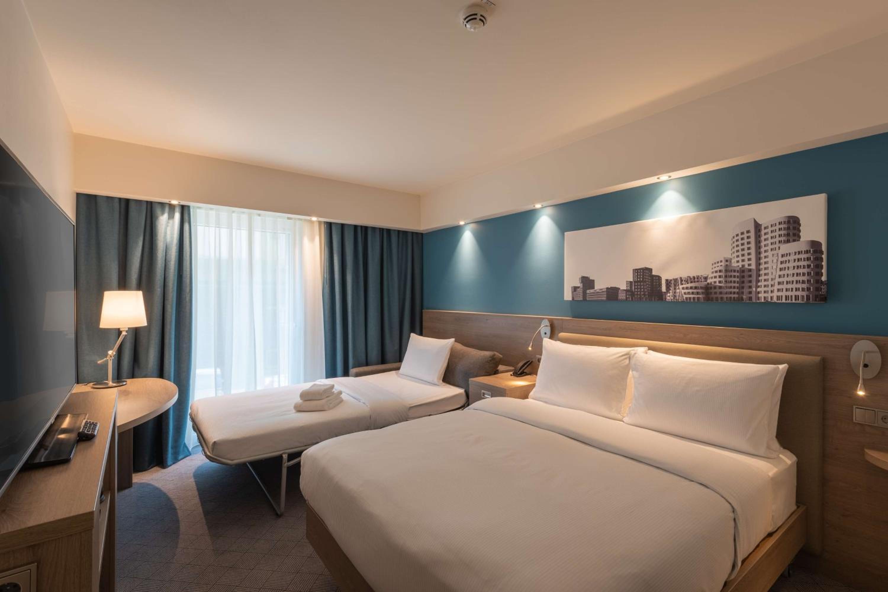 Queen Room with Sofa Bed thumbnail 5